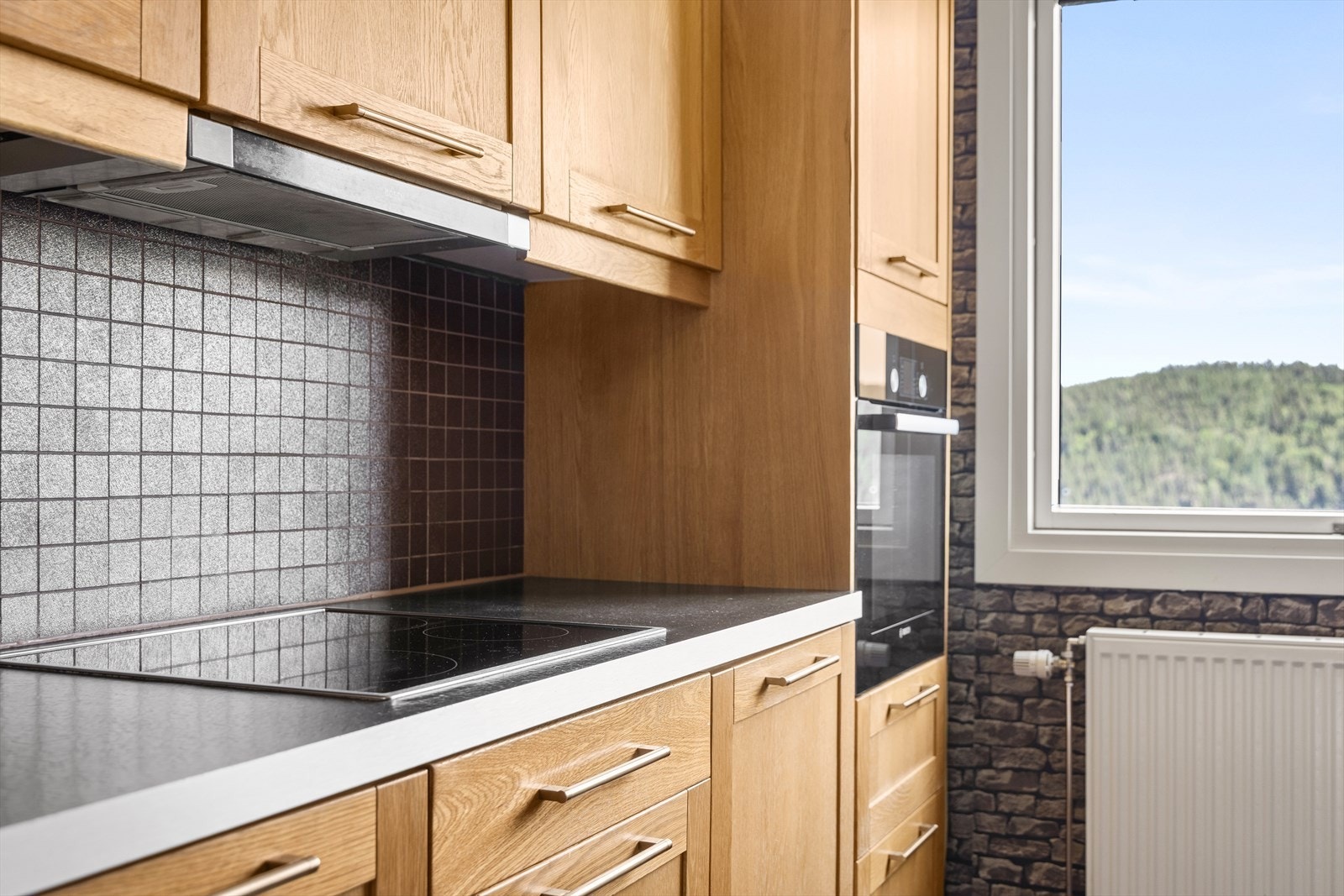 Det er godt med oppbevaringsplass i skuffer og skap Galleribilde