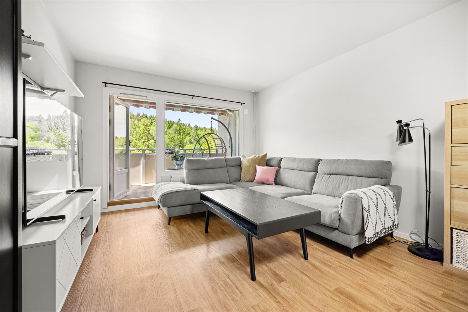 Stuen gir god plass for sofagruppe med tilhørende tv-møblement Galleribilde