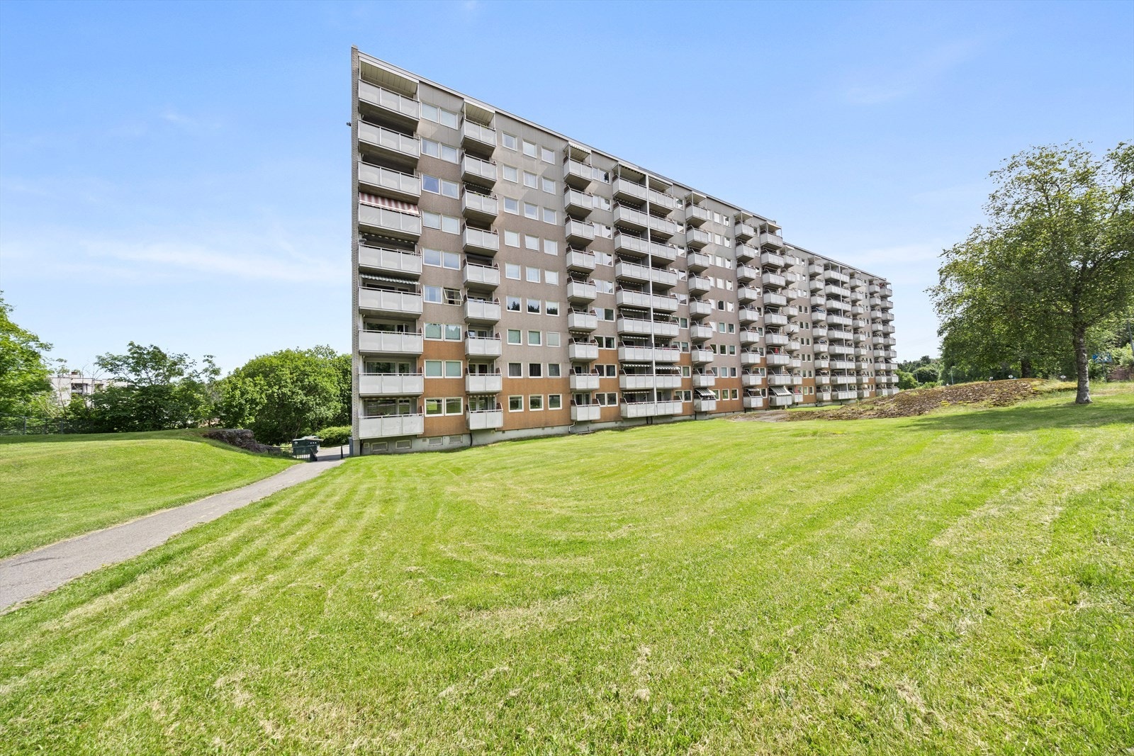 Dette er en fin 3-roms andelsleilighet beliggende i bygget 8. etasje i høyblokk på Fjell med heis Galleribilde