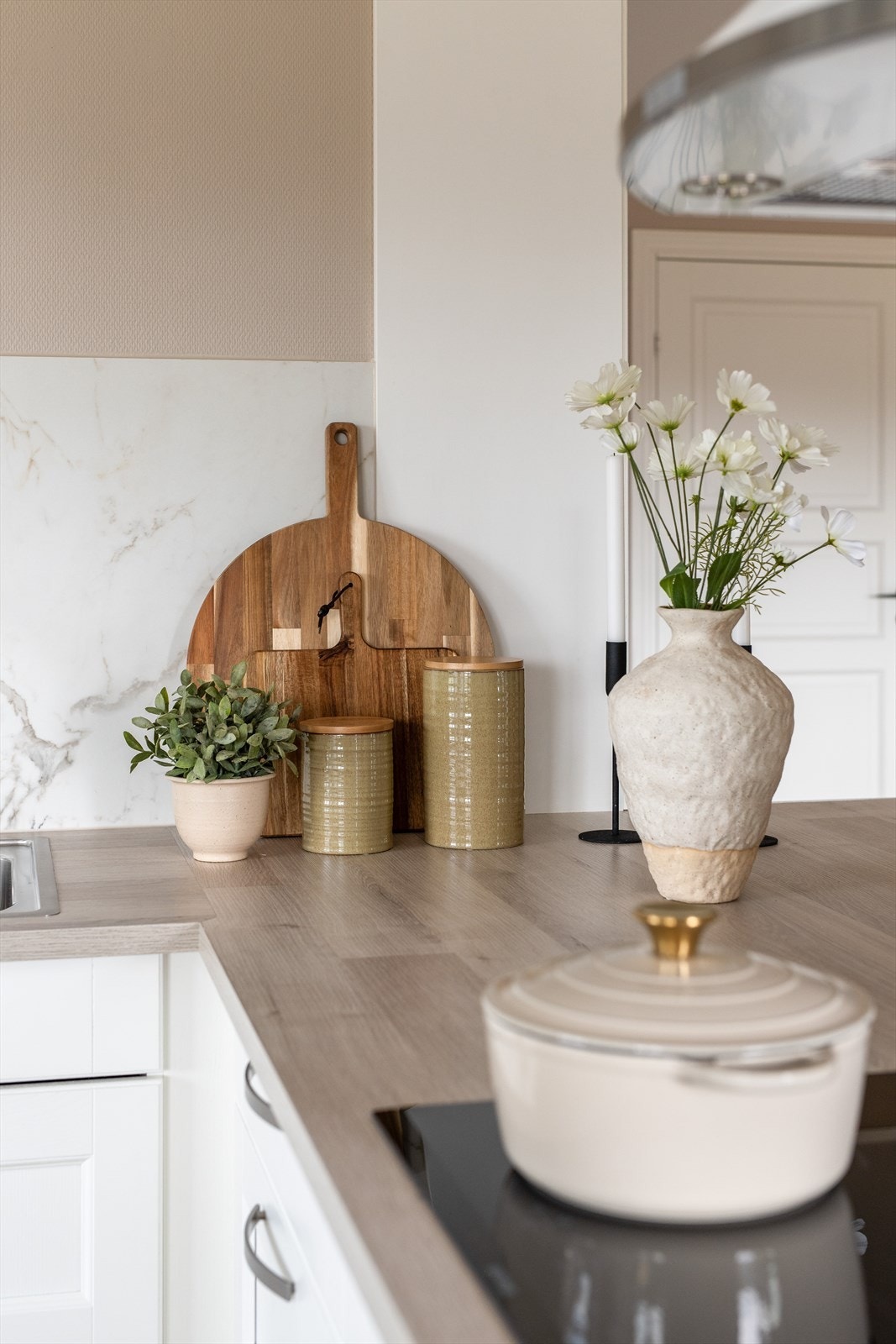 Laminat benkeplate med gode arbeidsflater, nedfelt induksjonstopp og nedfelt benkebeslag. Galleribilde