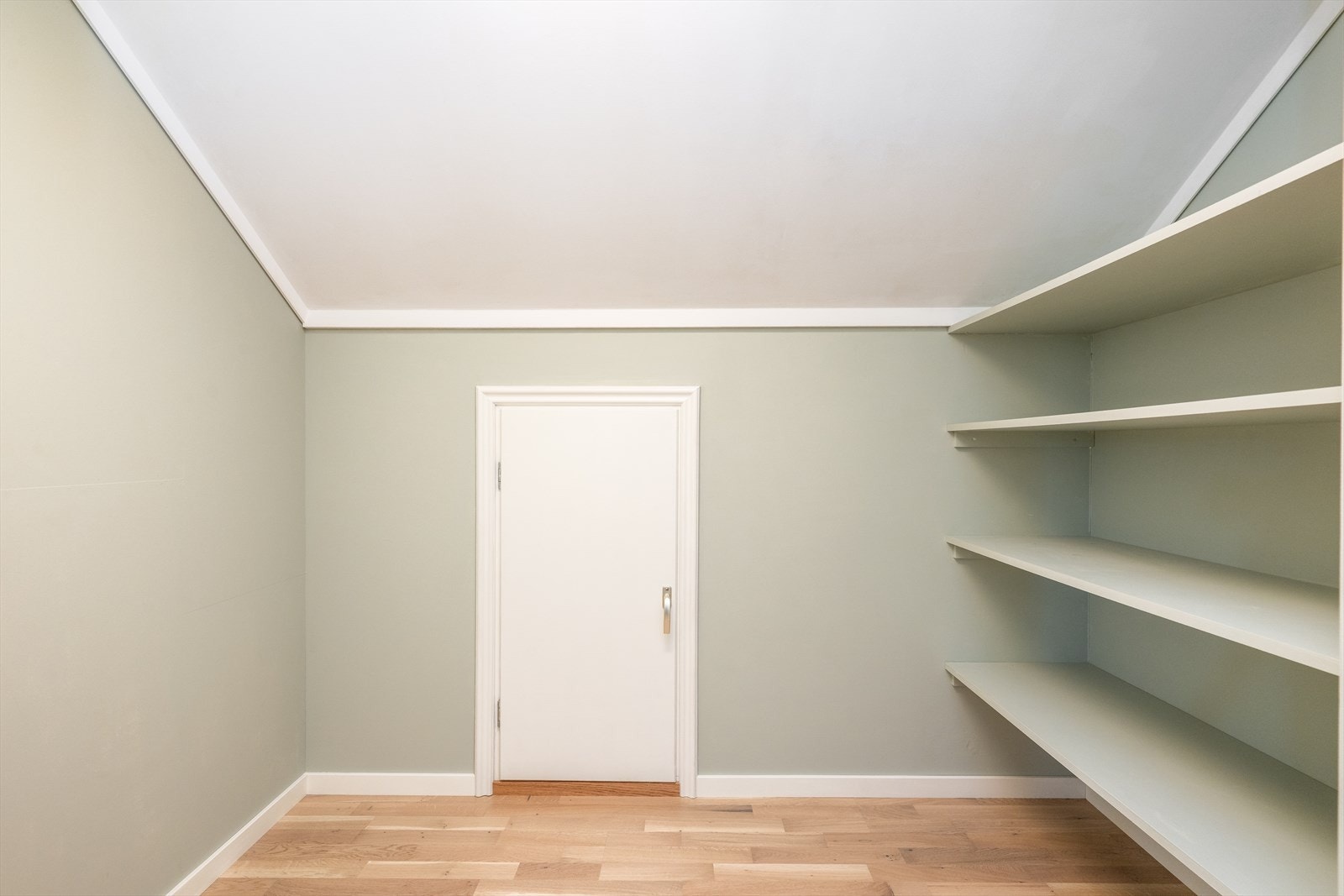 Leiligheten disponerer i tillegg parkeringsplass i felles garasjekjeller, samt egen sportsbod i frittstående garasje på bakkeplan. Galleribilde