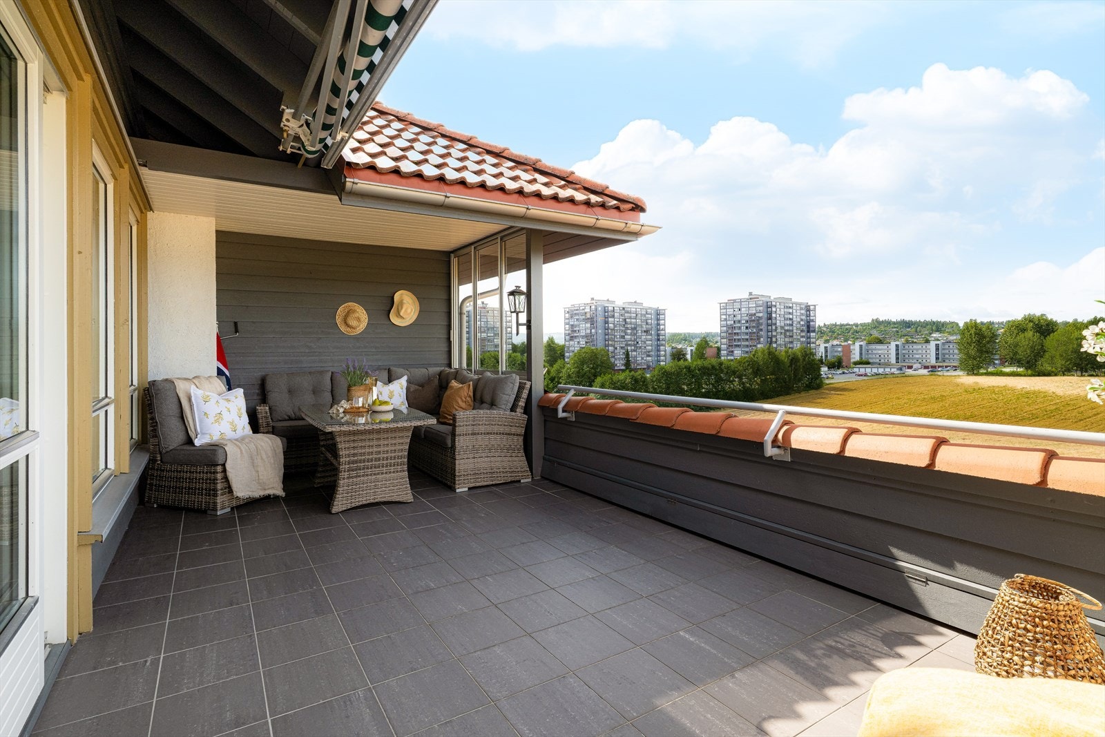 Stor, solrik veranda mot vest med fantastisk utsikt! Usjenert, med god plass til utemøbler og stor markise for solskjerming. Galleribilde