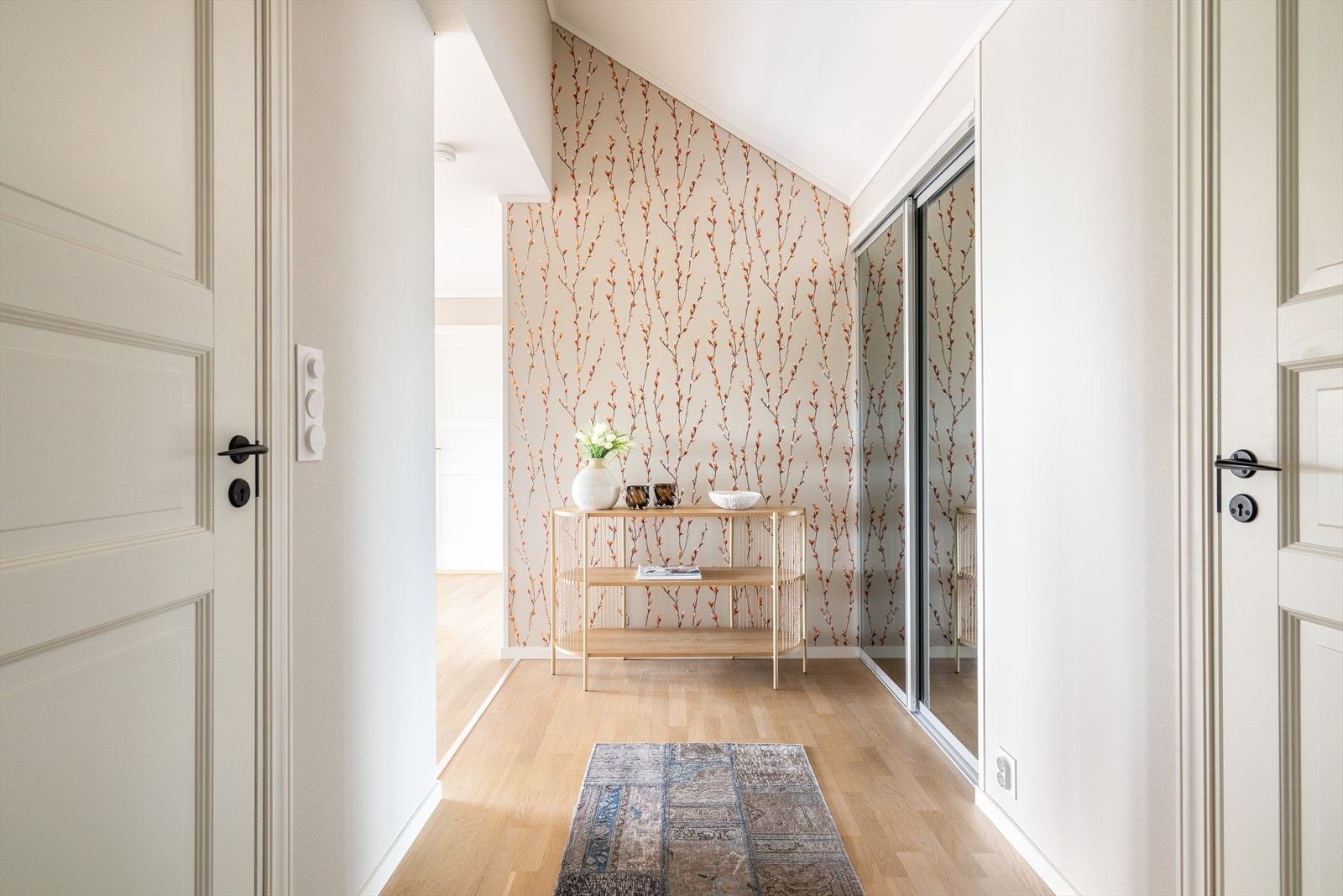 Leiligheten har en lys og romslig entré med god takhøyde og pene overflater. Åpen løsning til stuen. Galleribilde