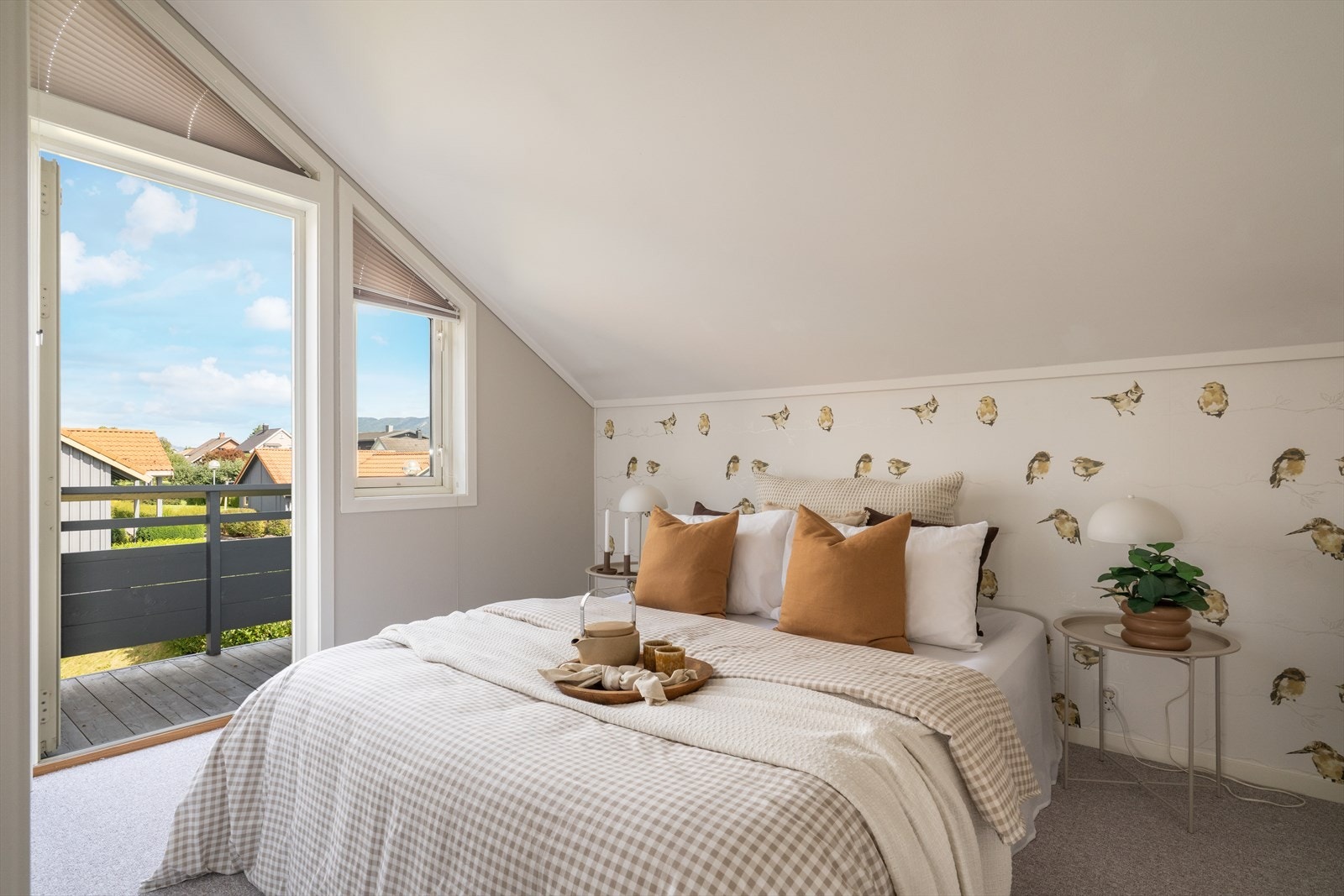 Leiligheten har to soverom. Hovedsoverommet er romslig, med god plass til dobbeltseng og praktisk garderobeskap. Galleribilde