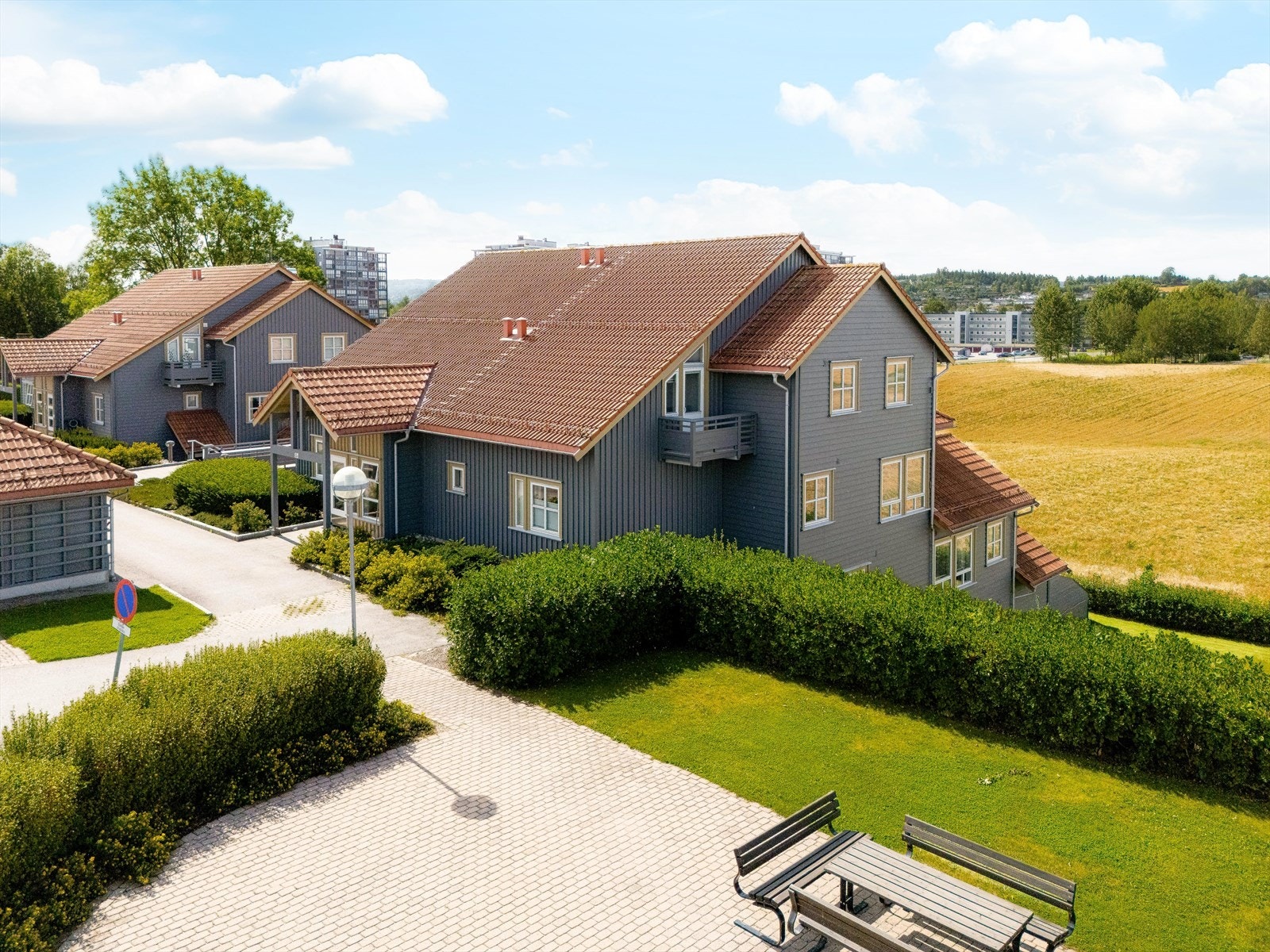 Velordnet og solid sameie, med godt naboskap, pent opparbeidede fellesarealer og rolige omgivelser. Galleribilde