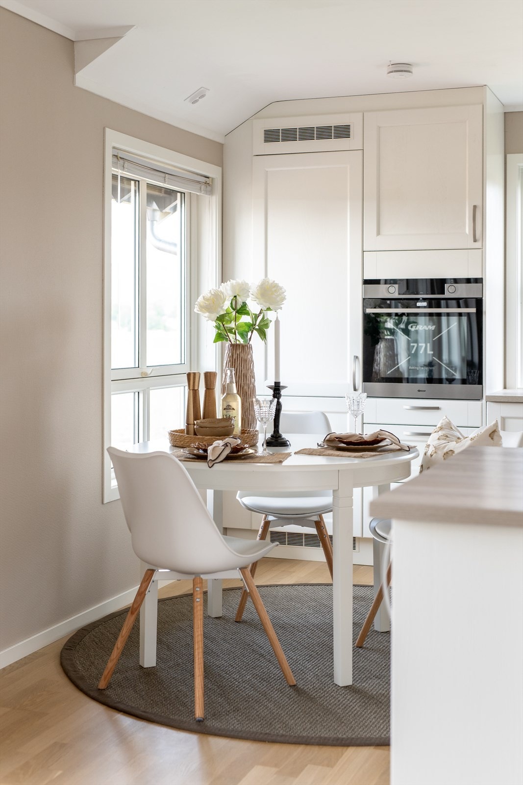 Flott kjøkken i åpen løsning, påkostet ny kjøkkeninnredning type Systemkjøkken i 2025. Galleribilde