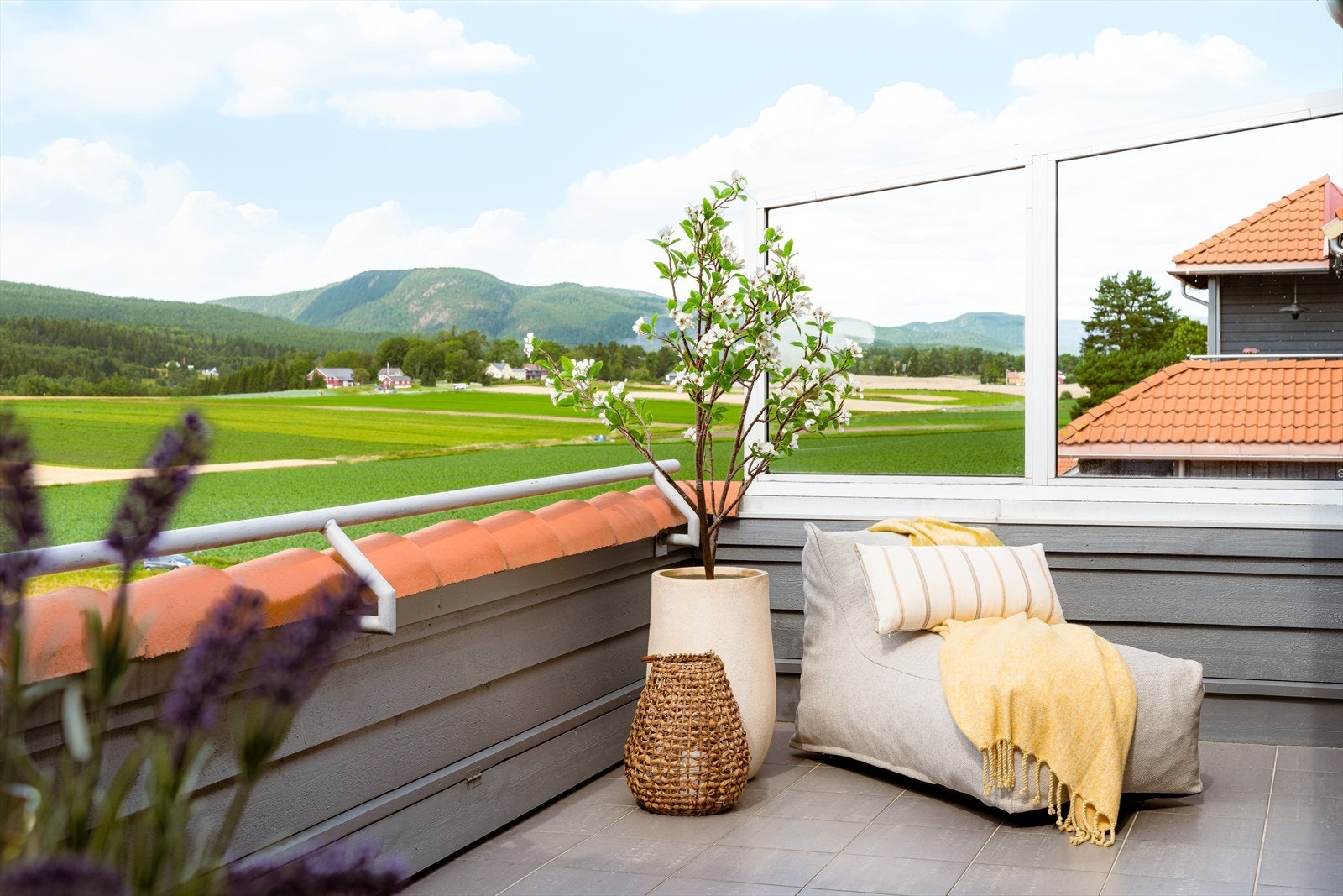 Leiligheten innehar en god planløsning og er pent pusset opp i 2025. Stor, solrik veranda med nydelig utsikt! Galleribilde