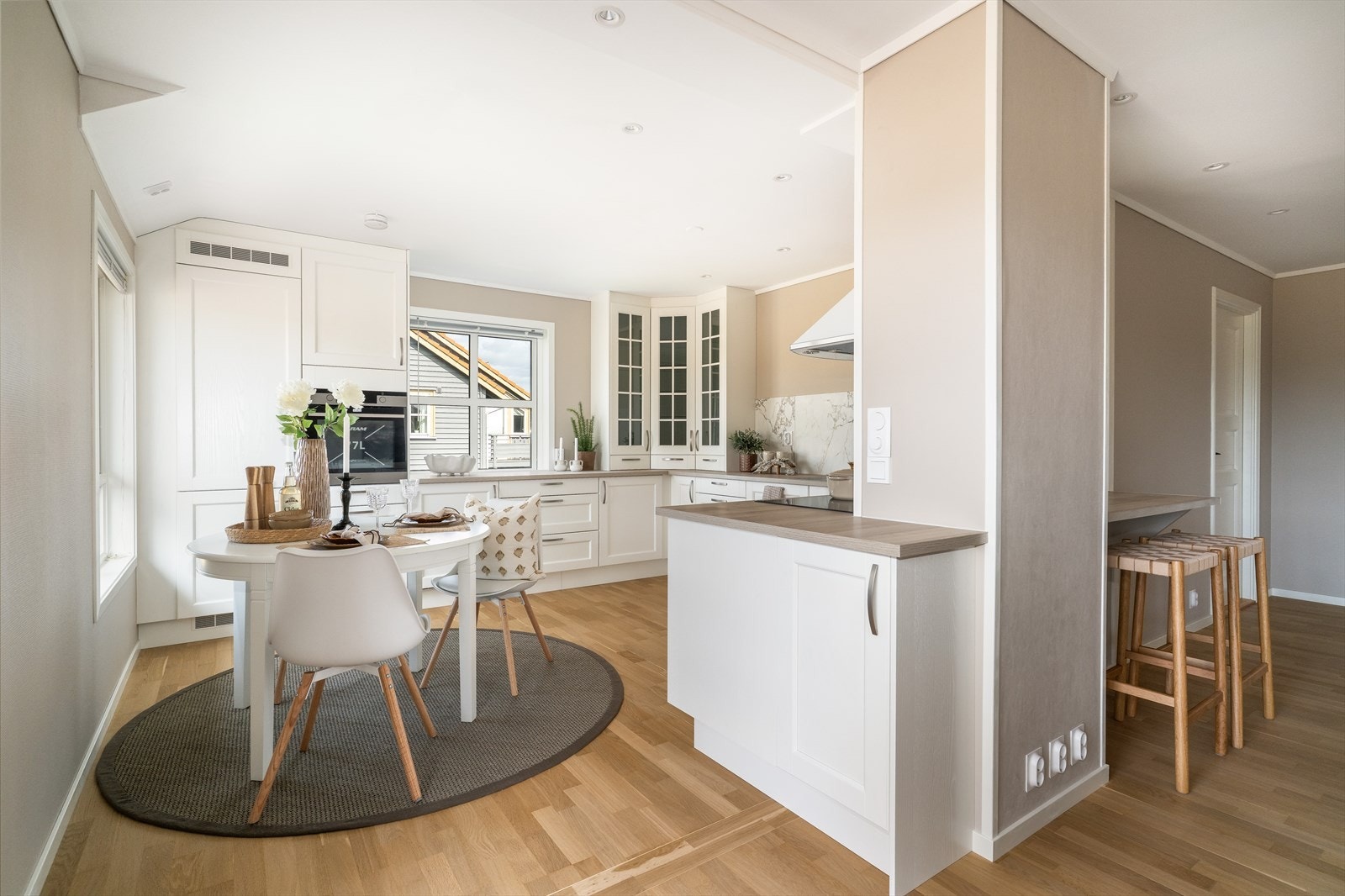 Kjøkkenet har hyggelig spiseplass ved vindu og fin nisje ut mot stuen, med spiseplass for to. Galleribilde