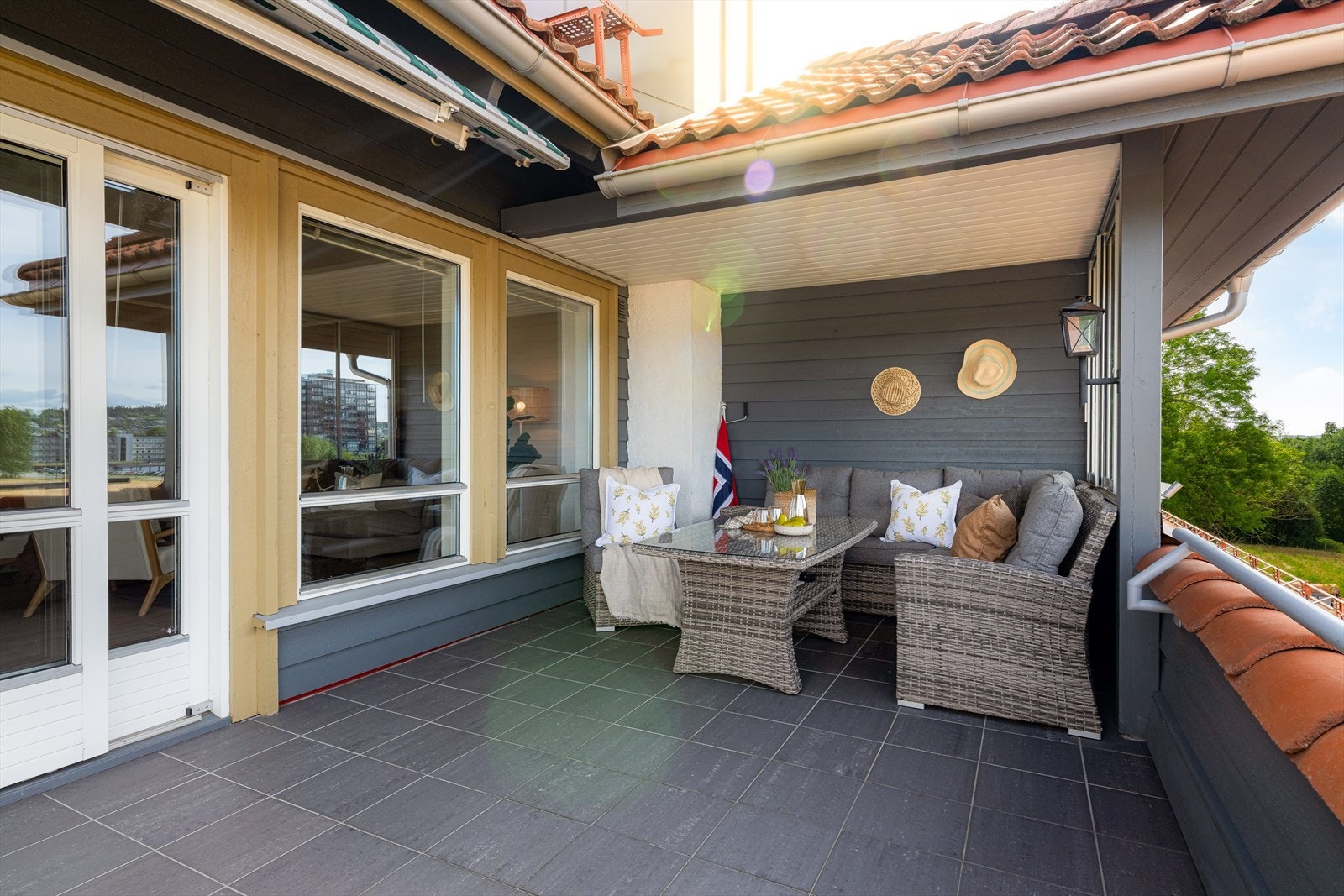 Verandaen har flislagt dekke og er overbygget i den ene enden. Her kan sene sommerkvelder nytes i stille og rolige omgivelser! Galleribilde