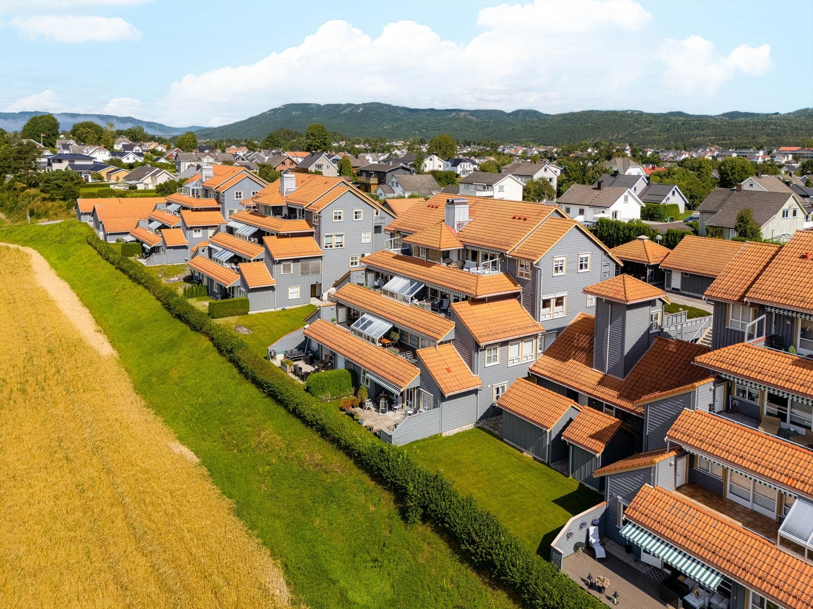 Mæla er et attraktivt og rolig område, hvor folk trives og bor lenge. Her bor du landlig, men likevel sentrumsnært med kort vei til byen! Galleribilde