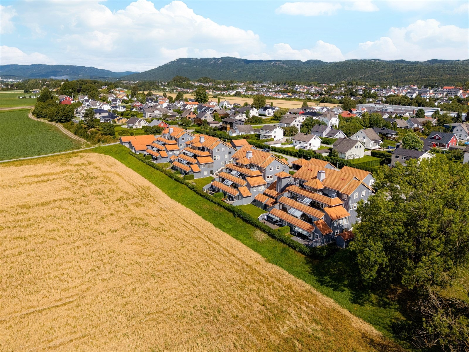 Nærområdet kan by på flere flotte tur- og rekreasjonsområder, med kort vei til Århus Andelslandbruk, Lundedalen og Århus kultursti. Galleribilde