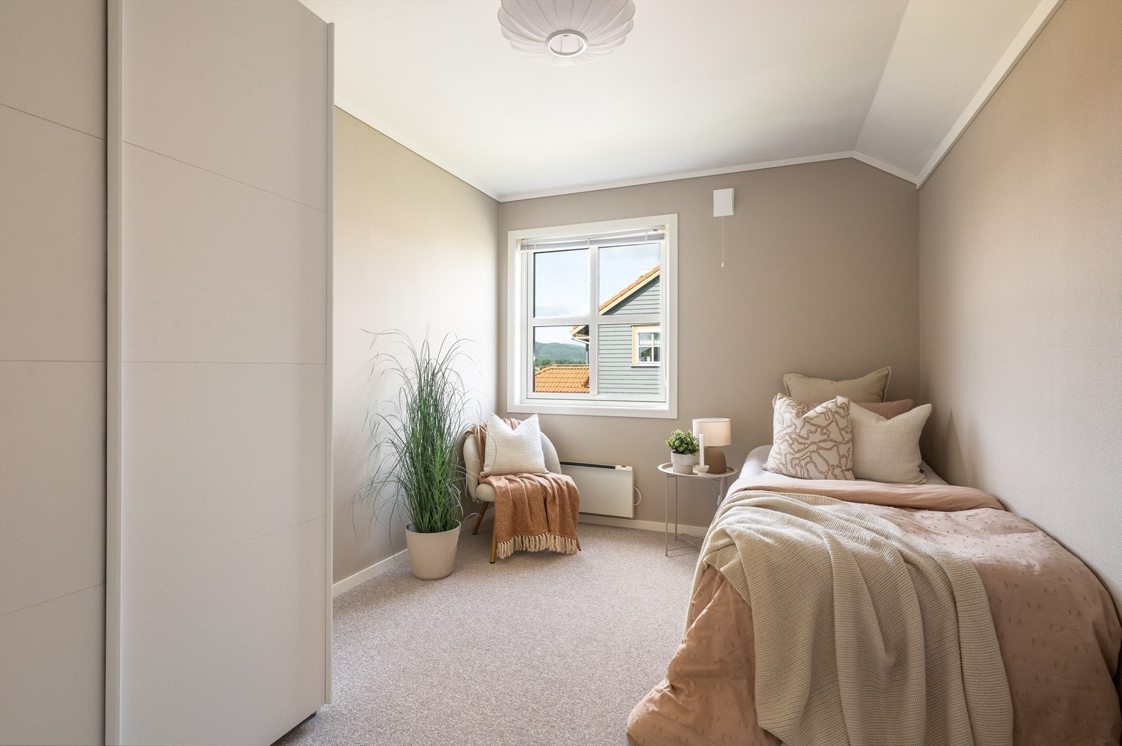 Det andre soverommet er også romslig, med god plass til soveromsmøblement og praktisk garderobeskap med skyvedører. Galleribilde