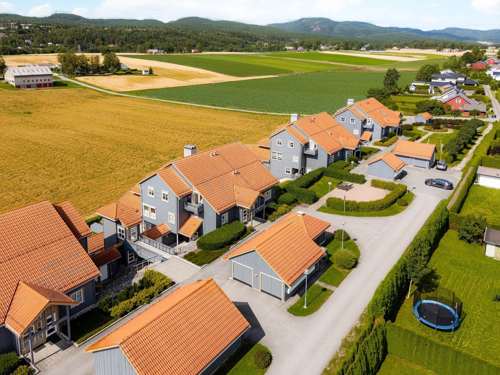 Kort vei er det også til dagligvareforretninger, barnehager og skoler, samt gode bussforbindelser. Galleribilde