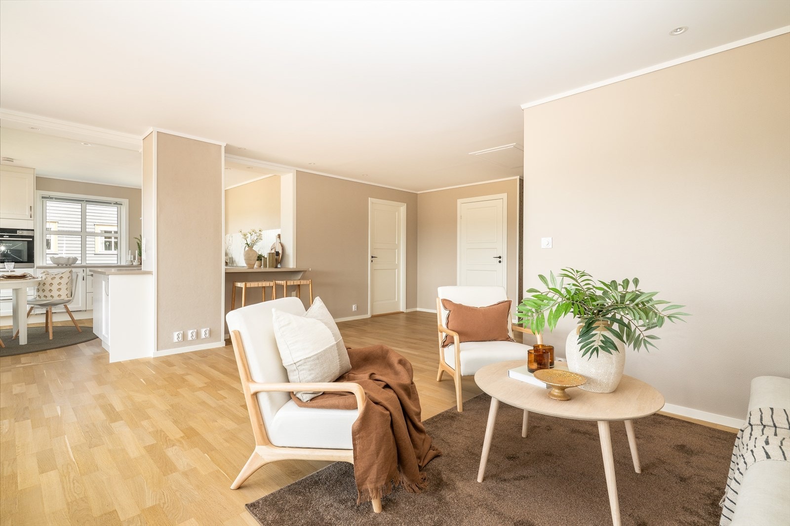 Romløsningen gir fine soner for møblering og skaper et fint, sosialt samspill mellom stue og kjøkken. Galleribilde