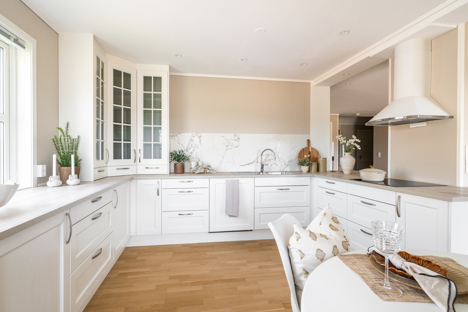 Godt med skapplass og integrerte hvitevarer. Flott hjørneseksjon fra benk til tak, med vitrinefronter. Galleribilde