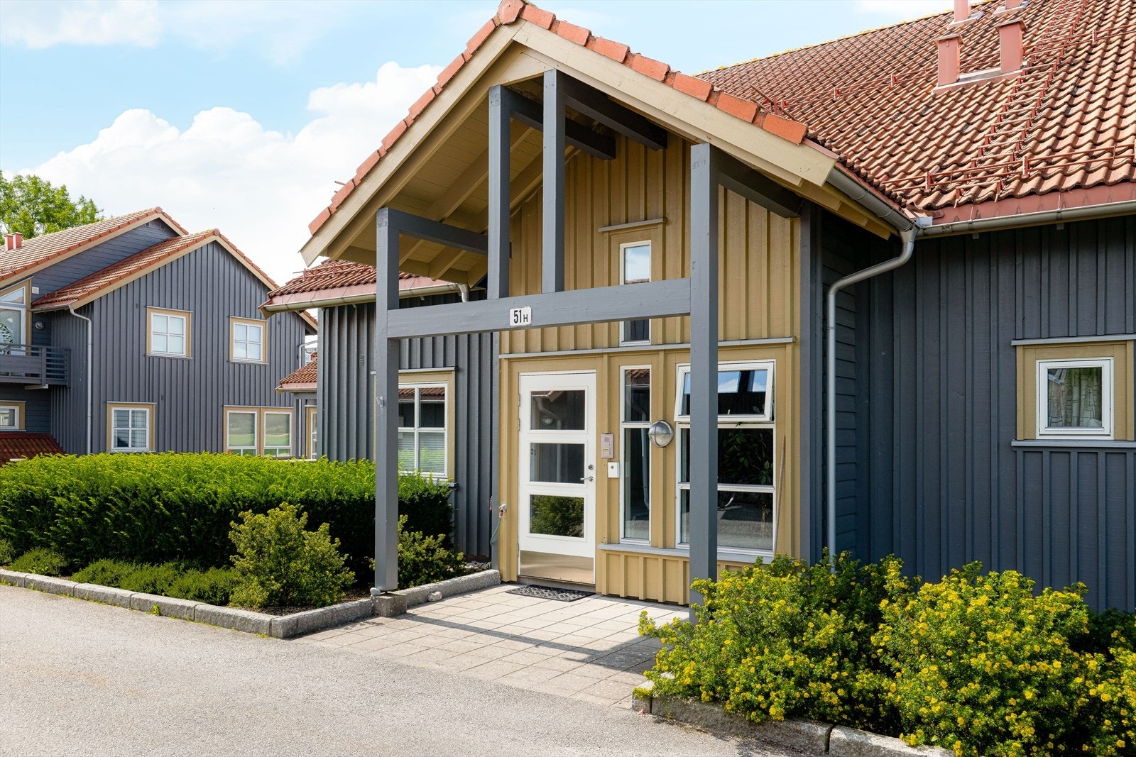 Det er fra felles garasjekjeller etablert heis med adkomst til bakkeplan. Trappeadkomst til leiligheten. Galleribilde