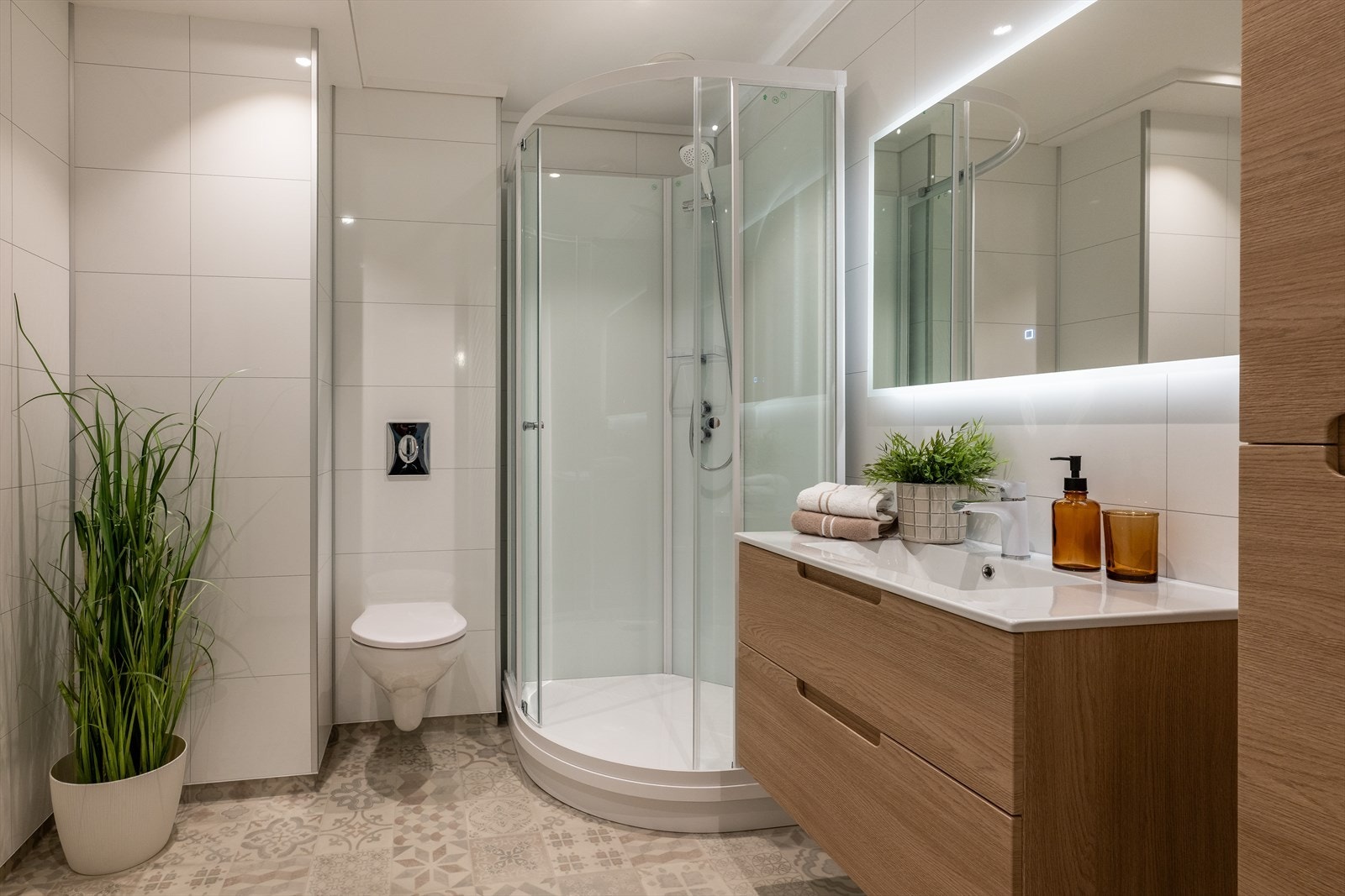 Delikat baderom av god størrelse, med varmekabler og opplegg for vaskemaskin, pusset opp av fagfolk i 2025. Galleribilde