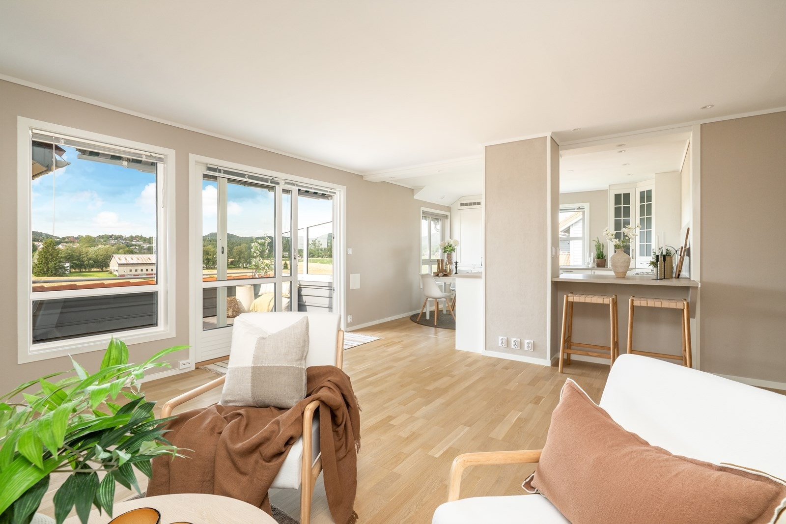 De store vindusflatene slipper inn rikelig med naturlig lys, og gir flott utsikt over nærområdet! Galleribilde