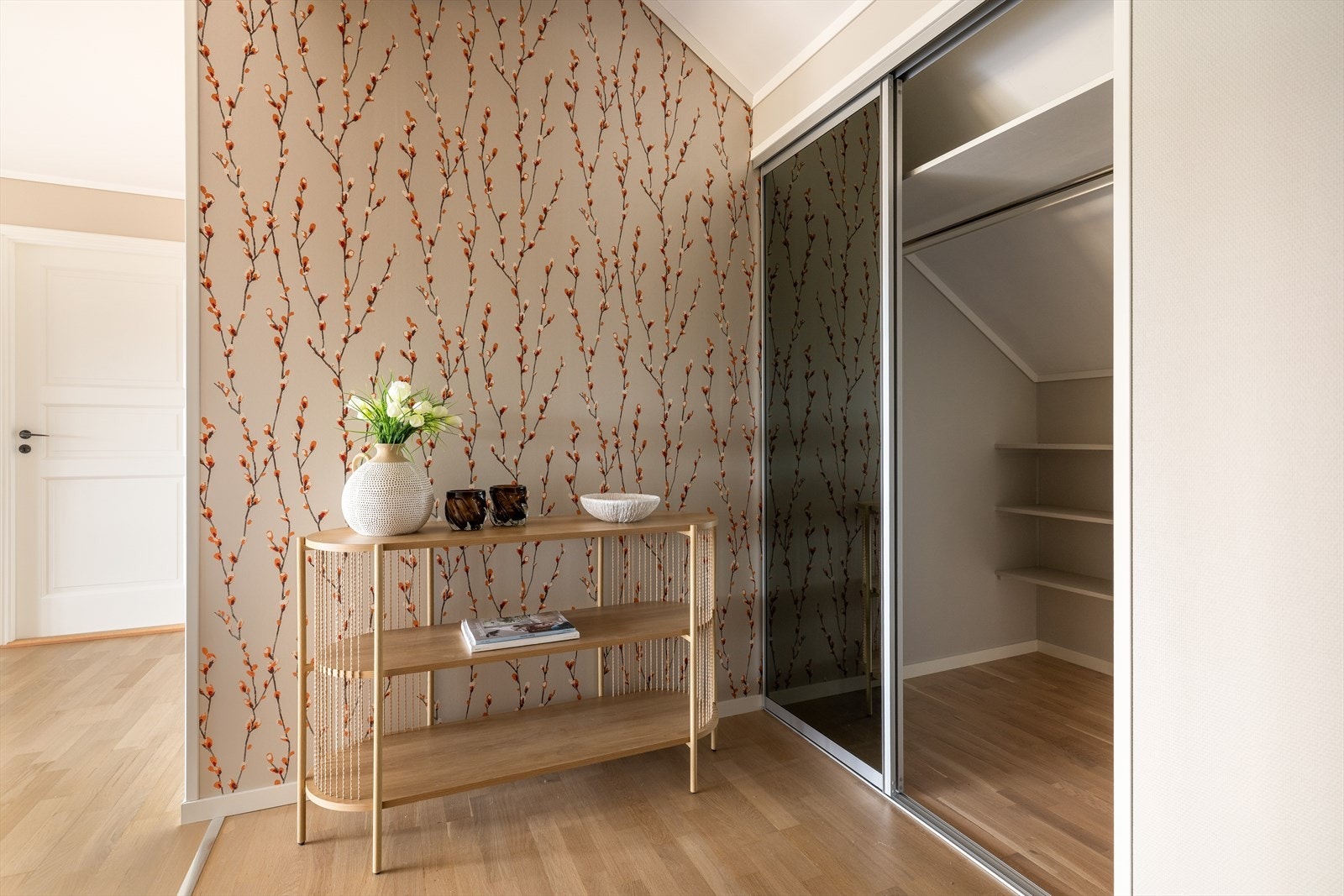 Praktisk skyvedørsgarderobe med god plass til sko- og yttertøy, samt tilliggende bod for ytterligere oppbevaringsplass. Galleribilde