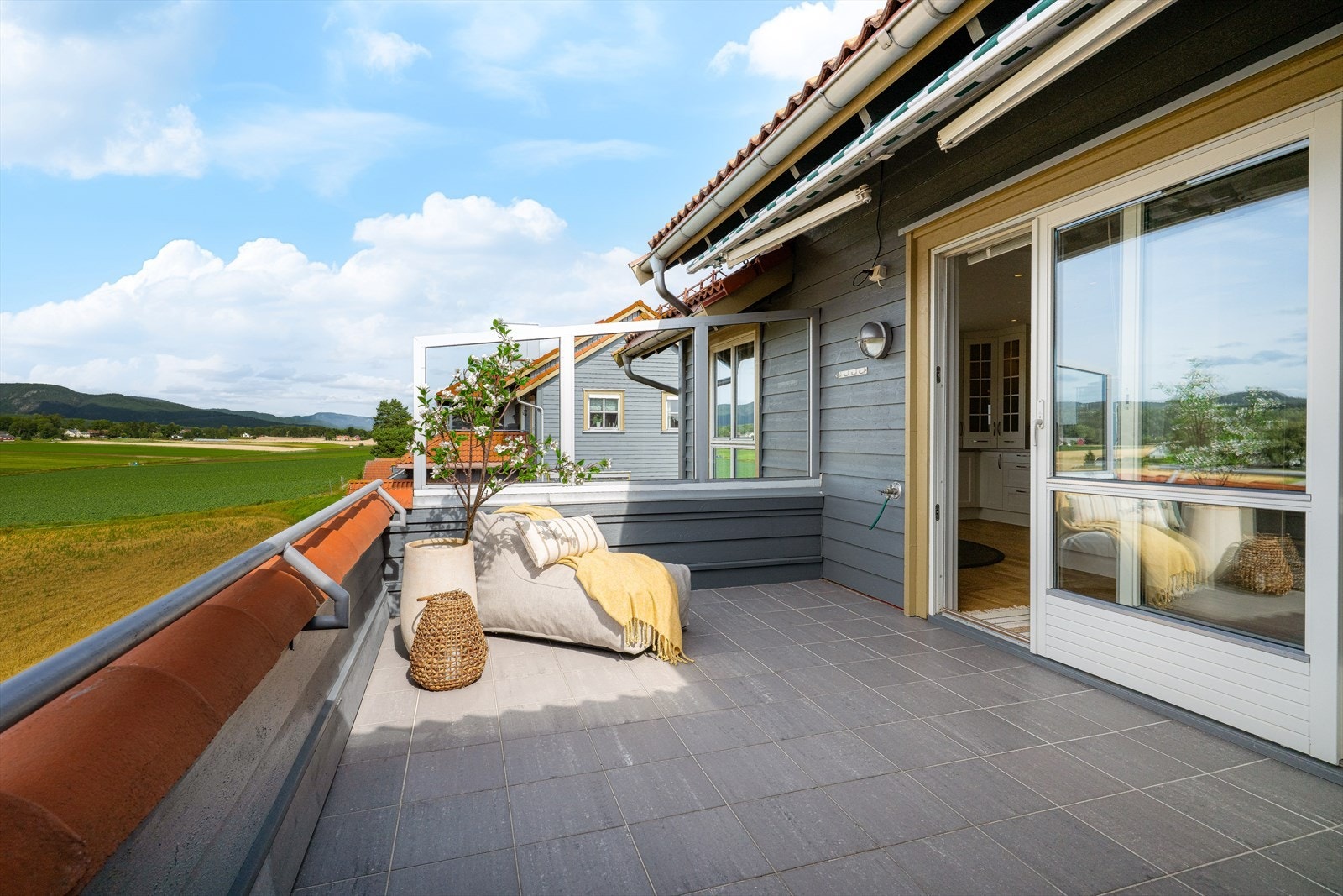 Lekker, oppusset 3-roms selveierleilighet i Mæla Terrasse, med nydelig beliggenhet på hjørnet i toppetasjen. Galleribilde