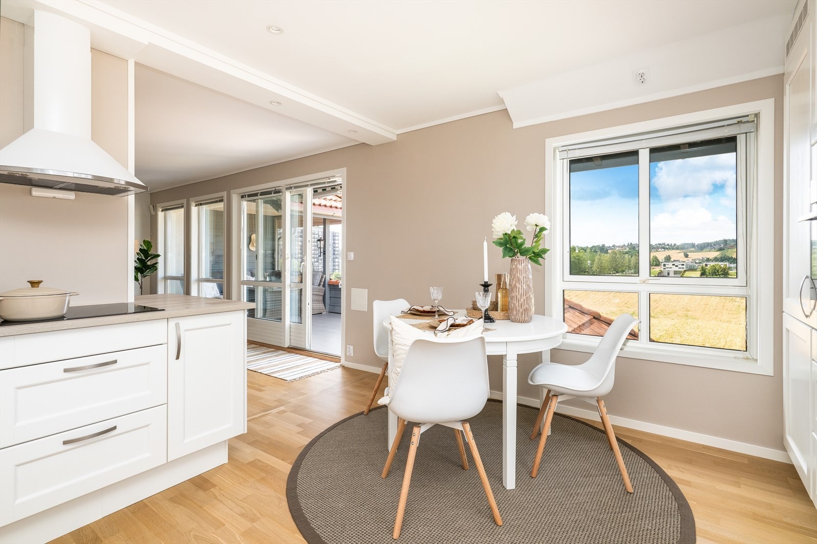 Flott ventilator med stålhette over kokesonen. Kjøkkenet har både lekkasjevakt og komfyrvakt. Galleribilde