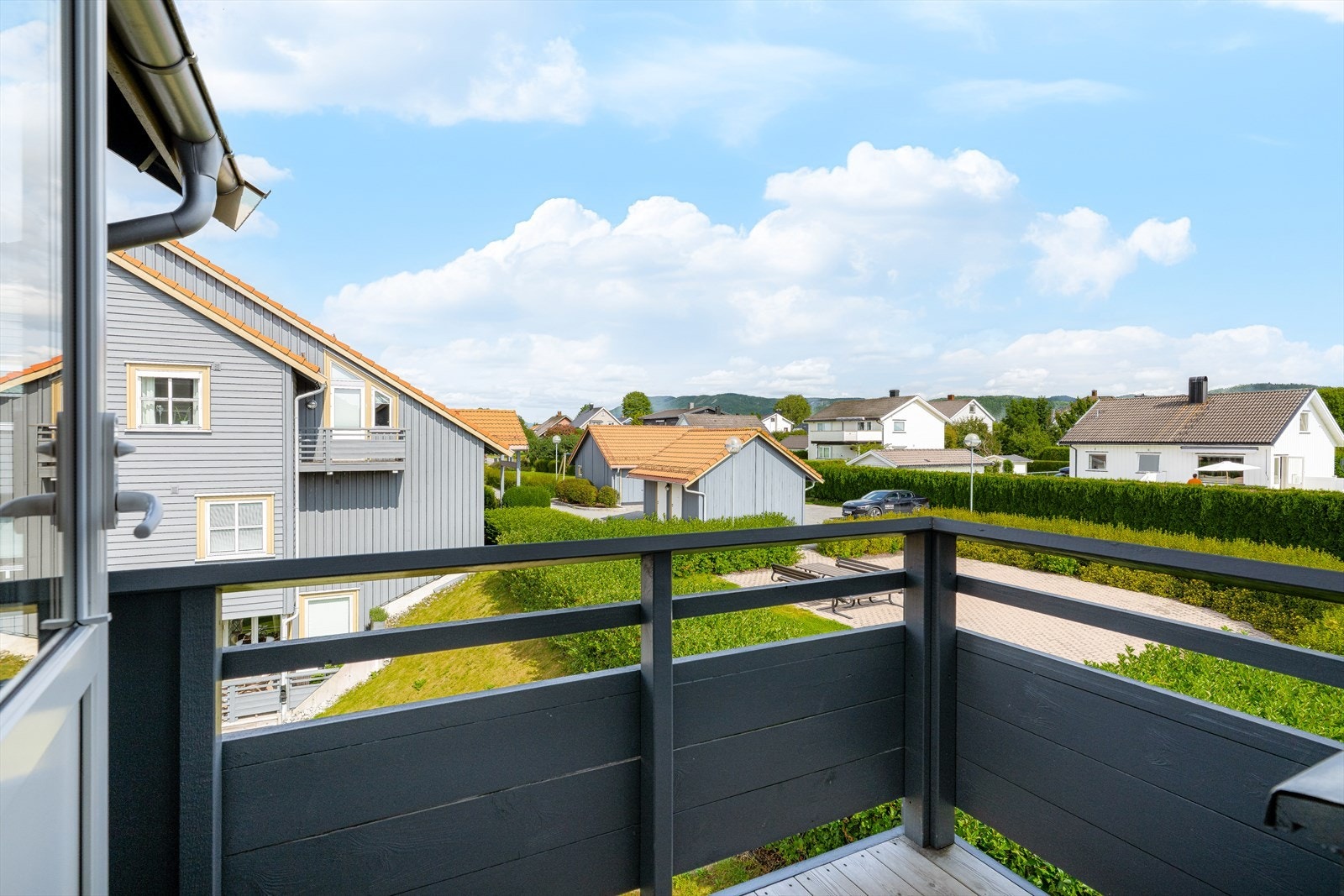 Fra hovedsoverommet er det utgang til en liten luftebalkong mot nordøst, med hyggelig utsyn over nærområdet! Galleribilde