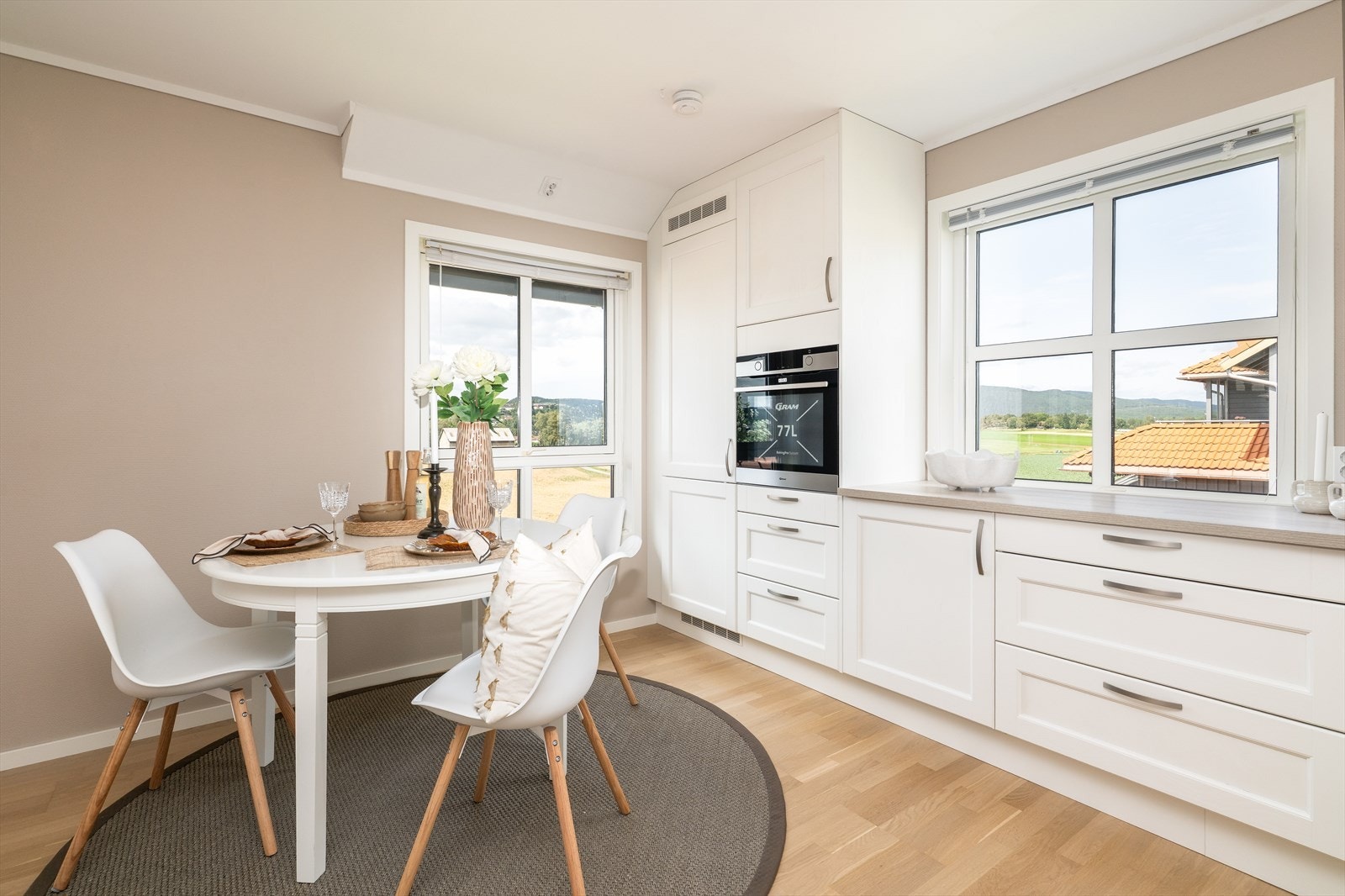 Stekeovn er plassert i praktisk arbeidshøyde, i høyskap. Varmtvannstank på ca. 120 liter fra 2025. Galleribilde