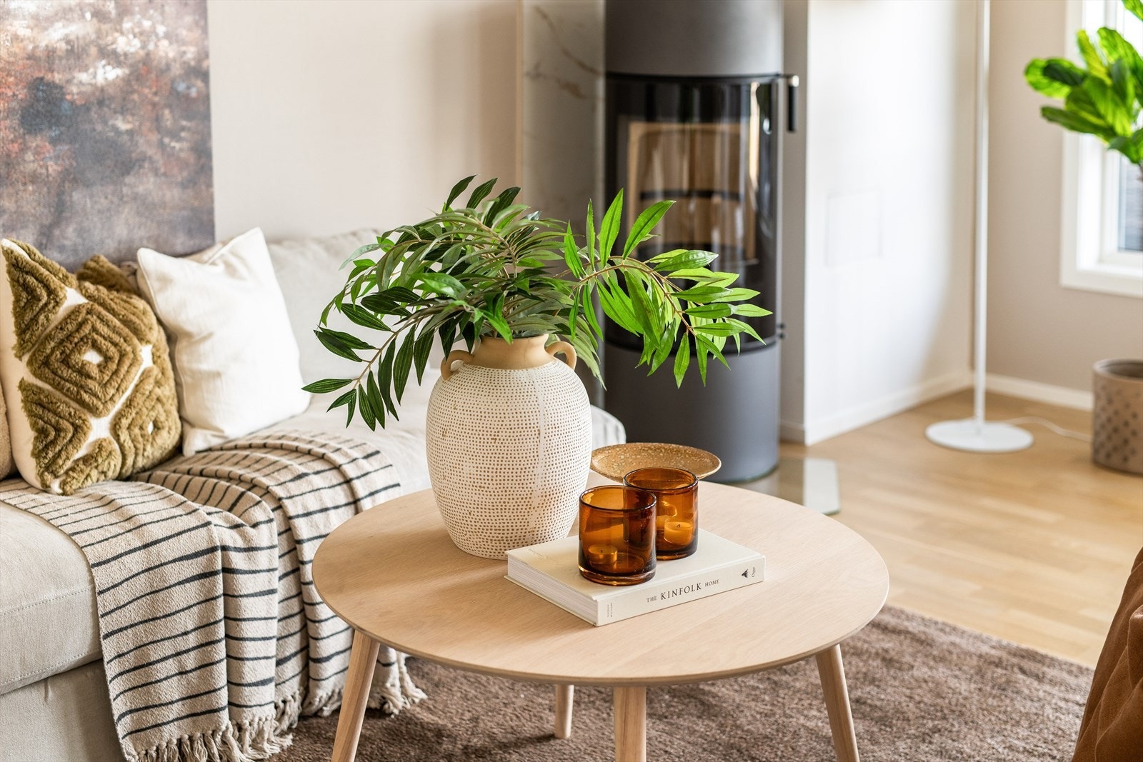 God plass til sofagruppe og øvrig stuemøblement. Det er installert ny og moderne peisovn i 2025. Galleribilde