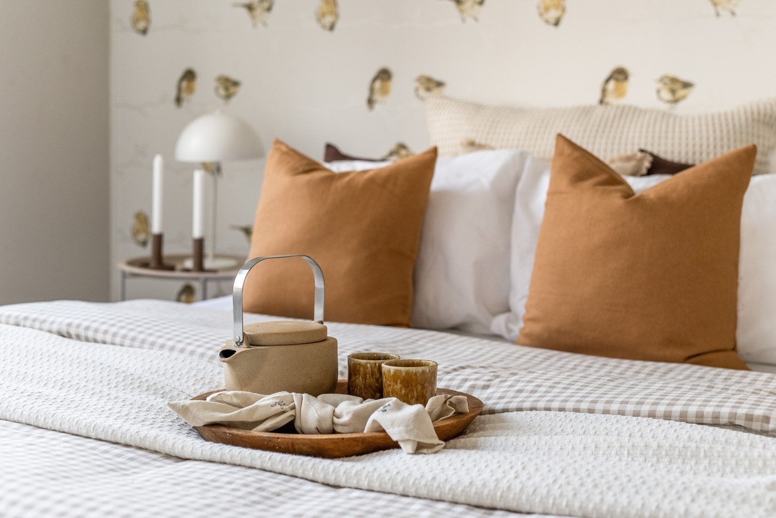 Teppe på gulv og veggflater som er malt opp i en lun og delikat fargetone. Tapet på knevegg og hvitmalt skråtak. Galleribilde