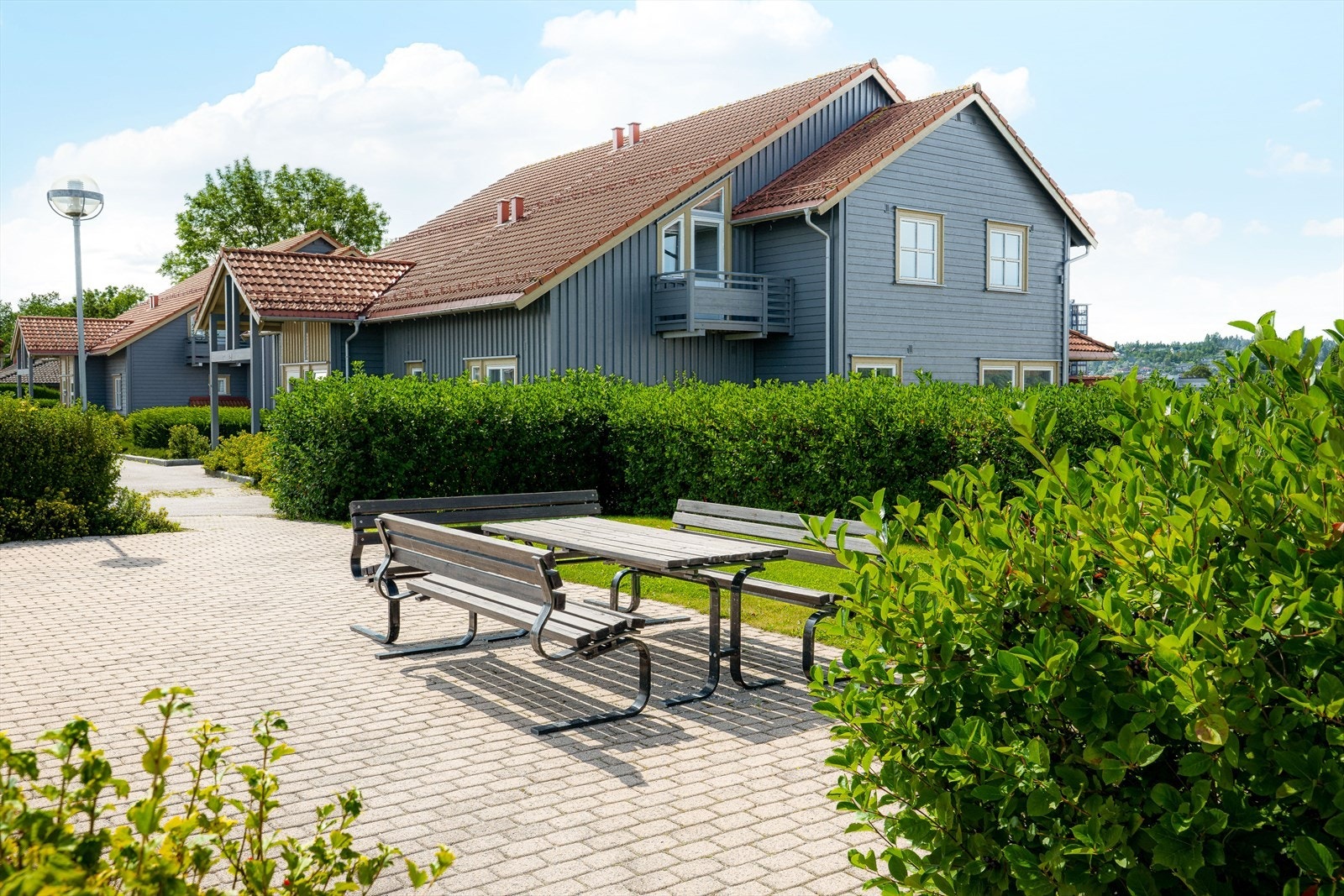 Sameiets tomt er pent opparbeidet med felles grøntarealer og diverse beplantning, samt hyggelige fellessoner med sittegrupper. Galleribilde