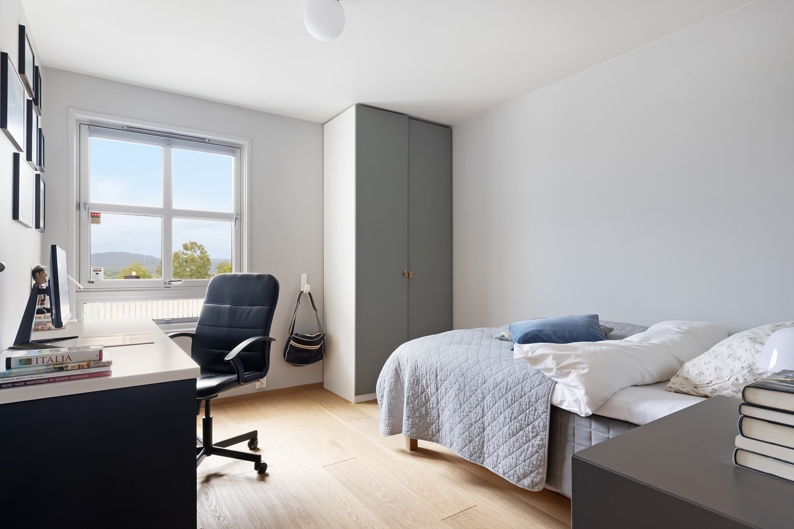 Soverom 2 av romslig størrelse med god plass til garderobe og kontorplass Galleribilde