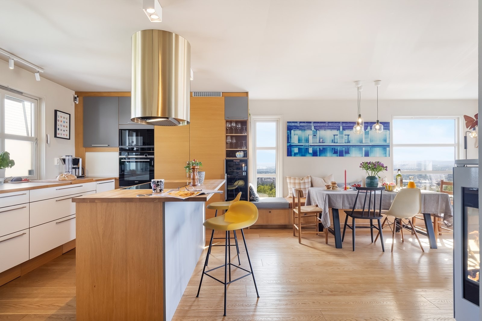 Betydelig oppusset og oppgradert de siste år og fremstår som meget smakfull og helhetlig Galleribilde