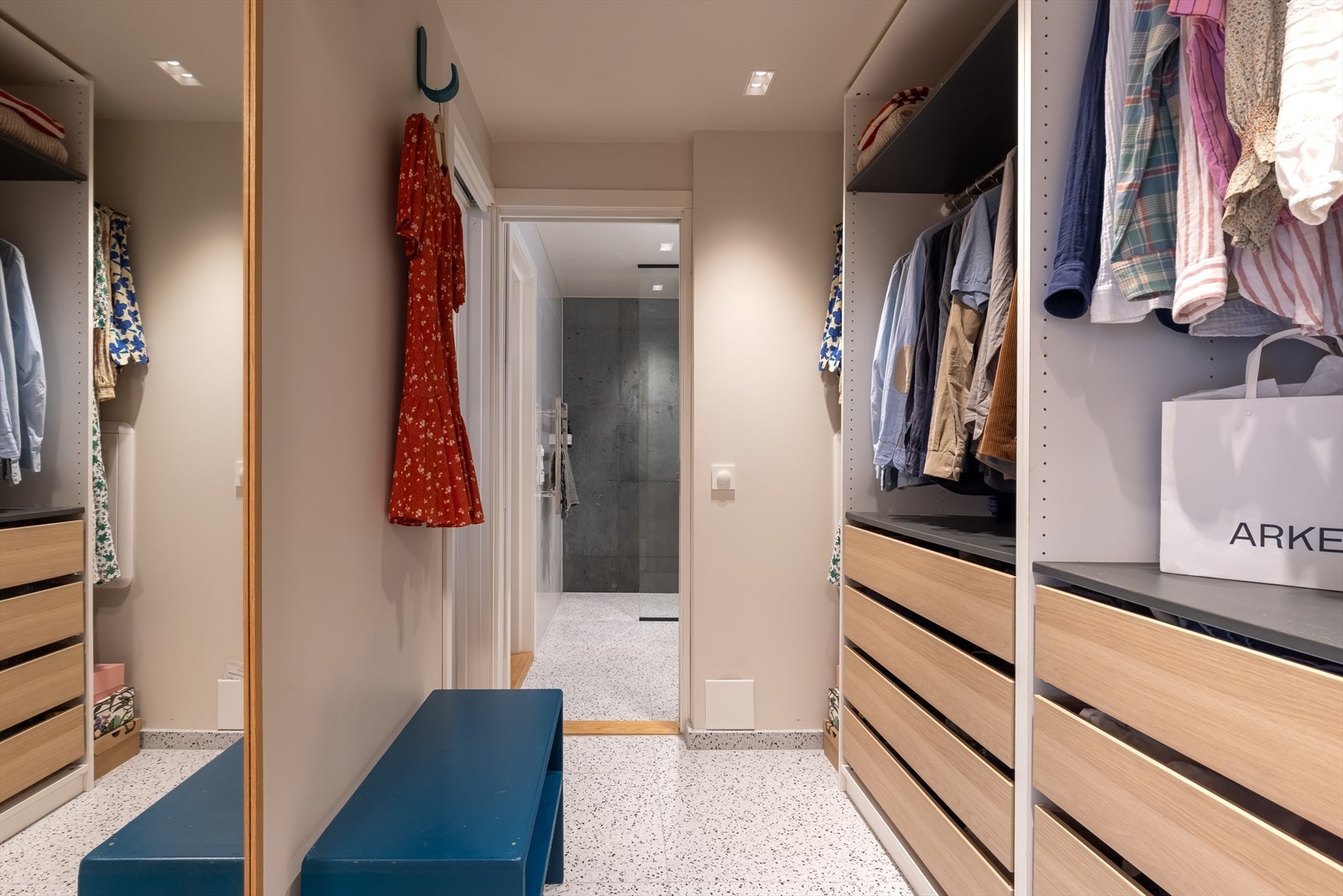 Eksklusiv og gjennomført walk-in garderobe med lett tilgang til badet Galleribilde