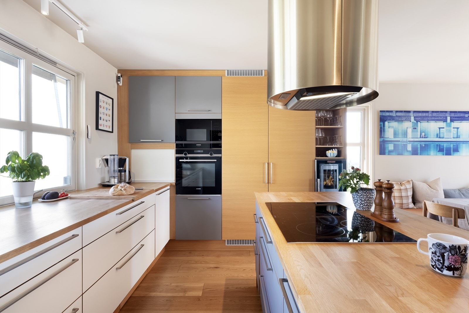 Eksklusivt kjøkken med førsteklasses materialer, stilrene fronter og integrert stekeovn, platetopp, oppvaskmaskin, mikrobølgeovn, fryseskap og kjøleskap Galleribilde