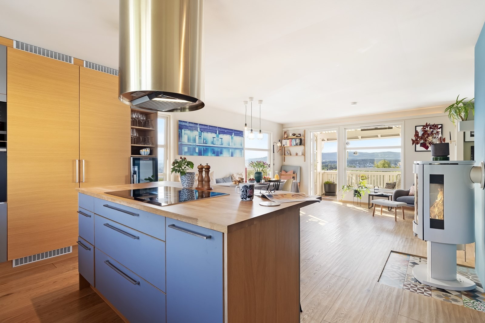 Etasjen oppleves lys og luftig, med en åpen planløsning mellom kjøkkenet og to stuer på rad Galleribilde