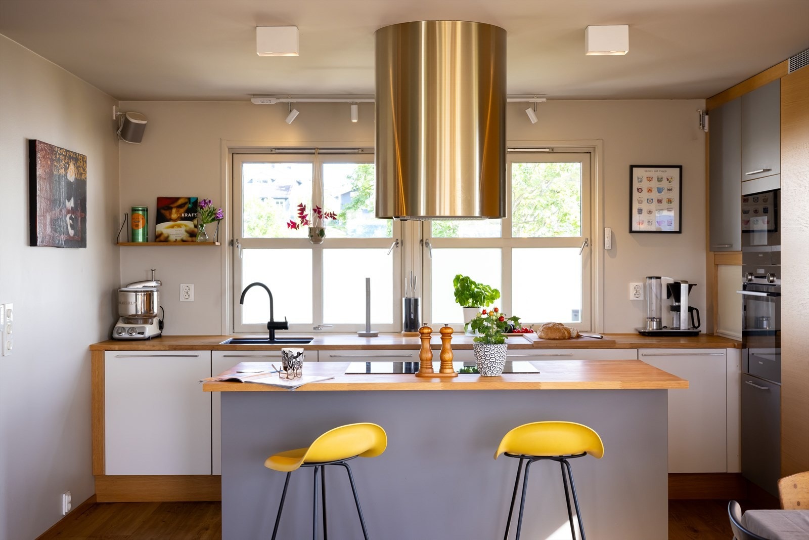 Mekanisk avtrekksvifte plassert over stekesonen, et blikkfang i rommet Galleribilde