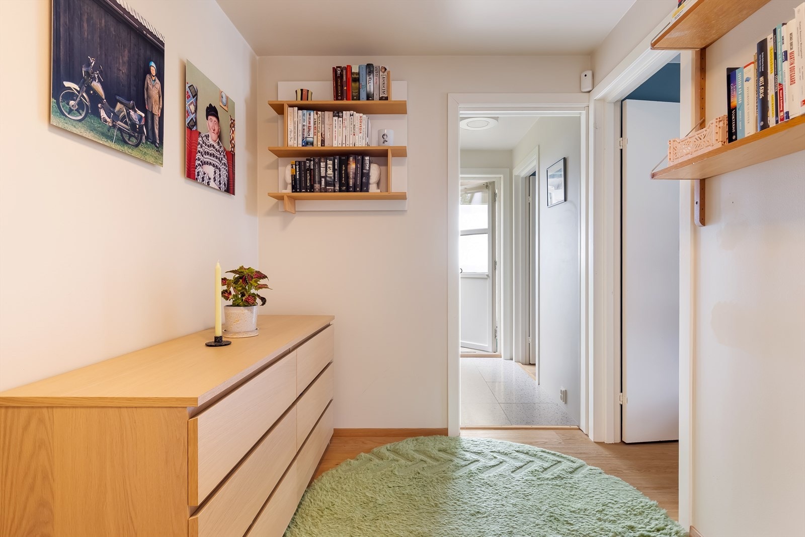 Her er det gode muligheter for å innrede slik en ønsker. Selger har tidligere brukt mellomgangen som gamingrom, kontor osv. Alt etter behov Galleribilde