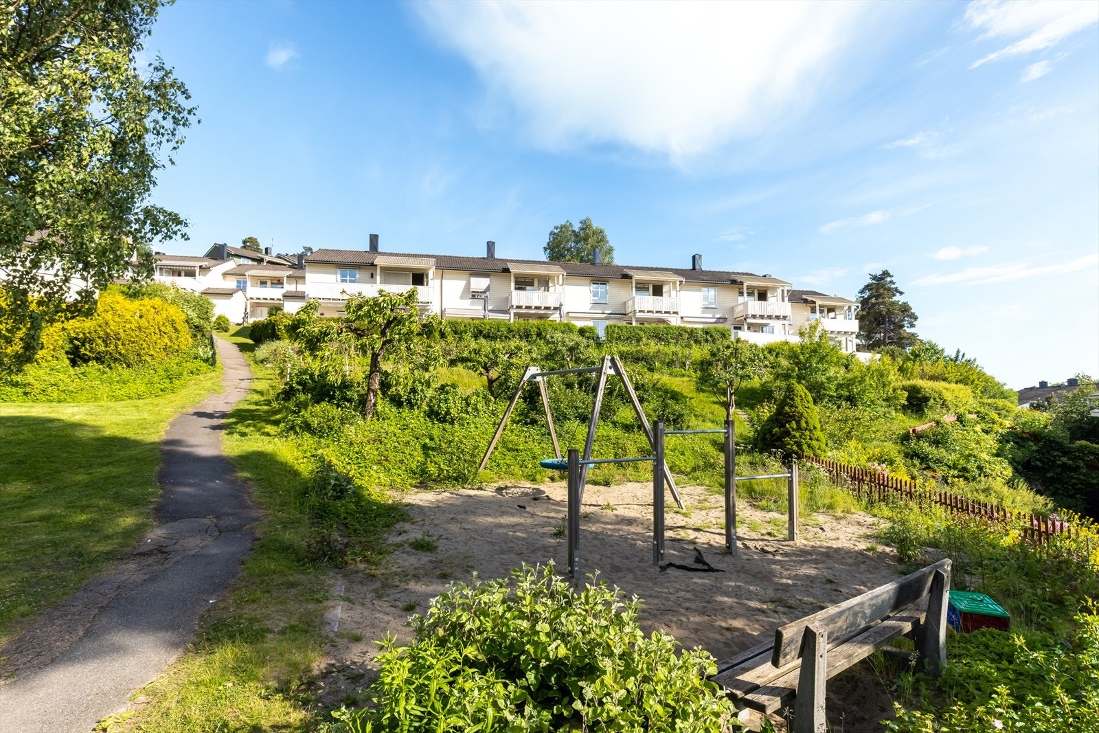 Nærområdet - Det er flere lekeplasser og sittegrupper rett i nærheten Galleribilde