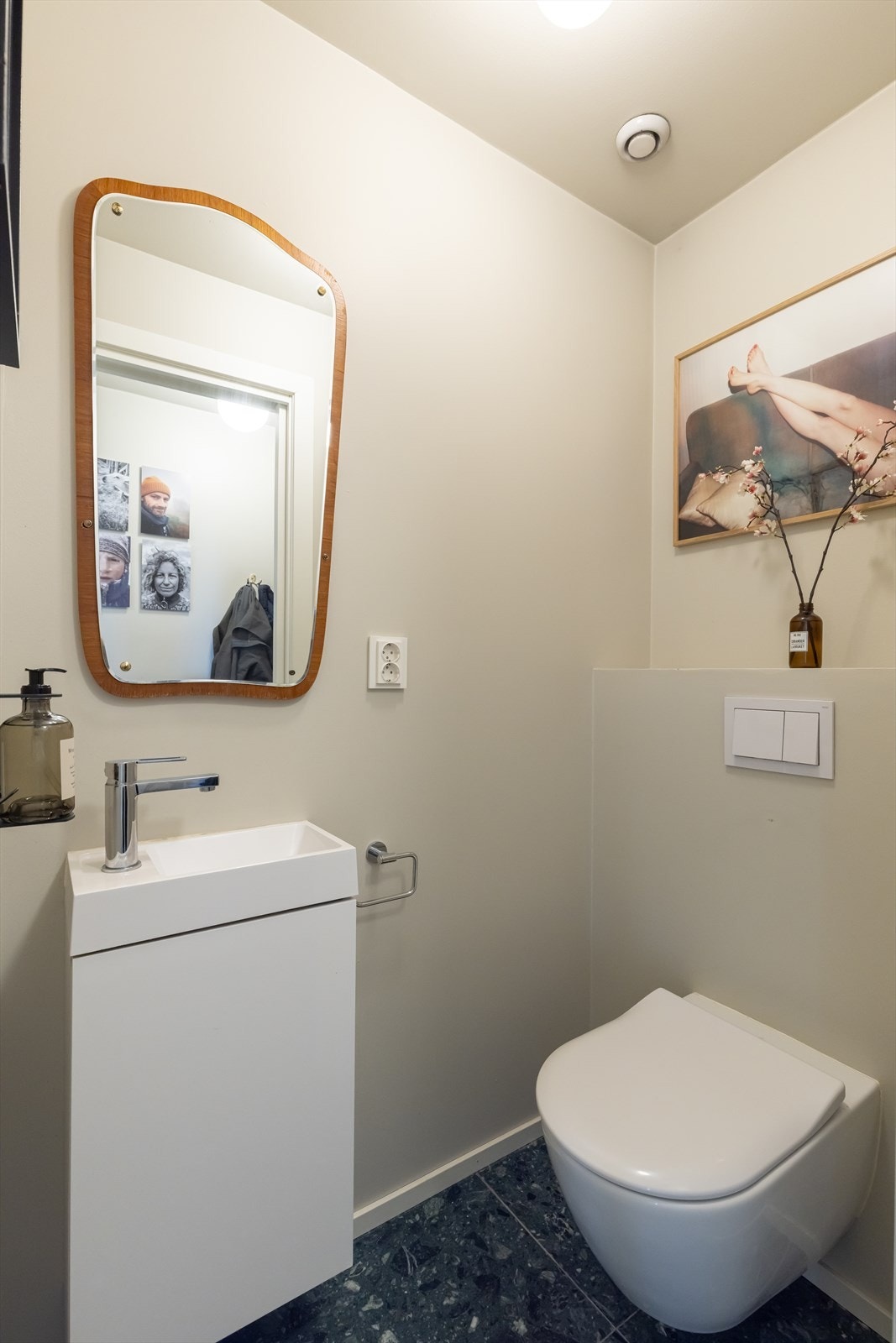 Praktisk toalett utstyrt med servant i skap og vegghengt toalett. Her er det gulvvarme og mekanisk avtrekk Galleribilde