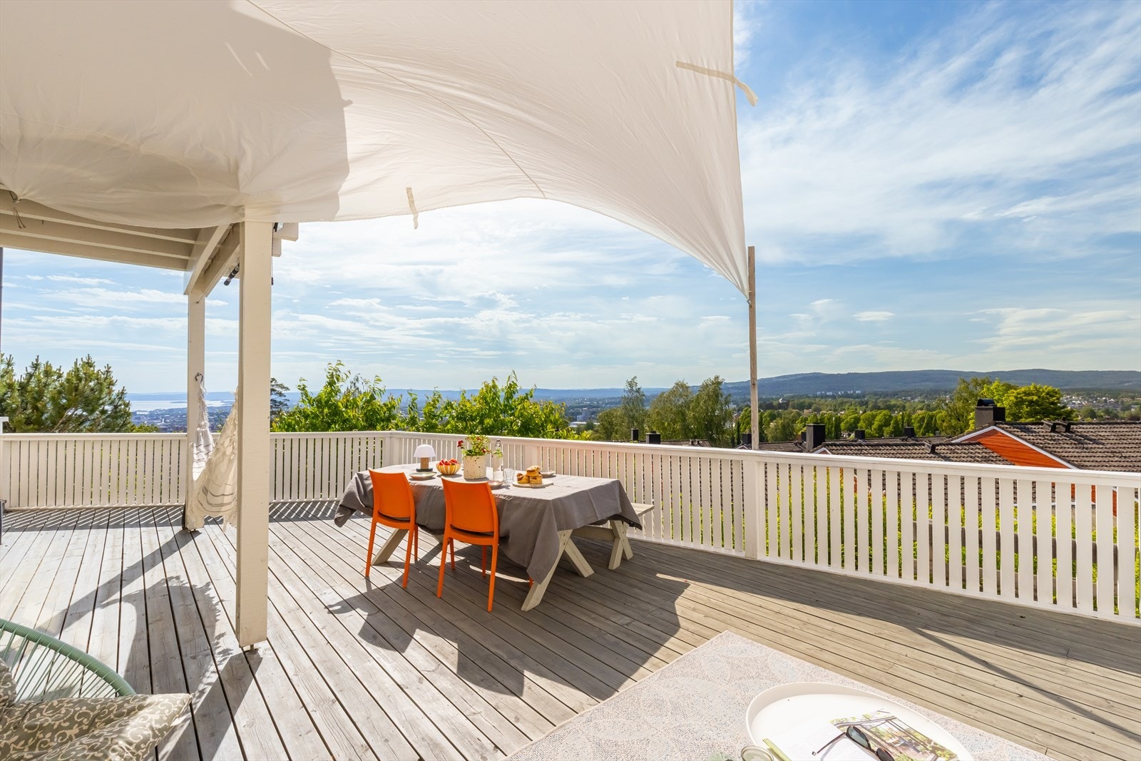 Spektakulær terrasse på hele 55 kvm med en unik plassering som byr på panoramautsikt over hele Oslo, fjorden og Holmenkollen Galleribilde