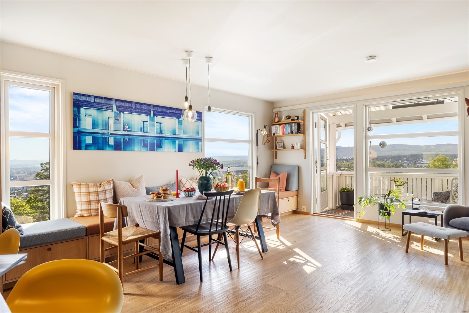 Etasjen har et pent tregulv av en-stavs parkett gjennomgående Galleribilde