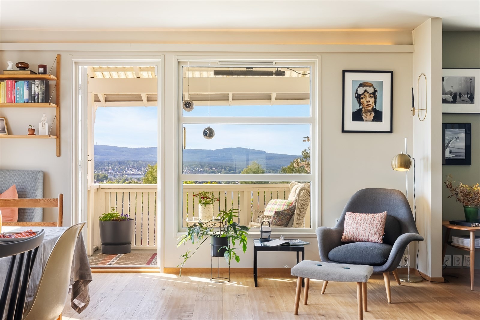 Utgang til balkong fra stuen Galleribilde