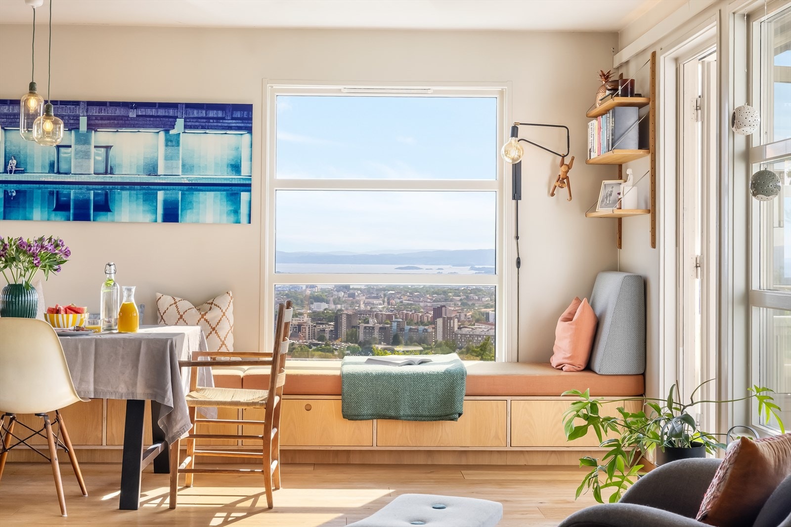 Velkommen til Akebakkeskogen 35 - Påkostet rekkehus oppført i en etasje over sokkel, på enden med enestående sol- og utsiktsforhold Galleribilde