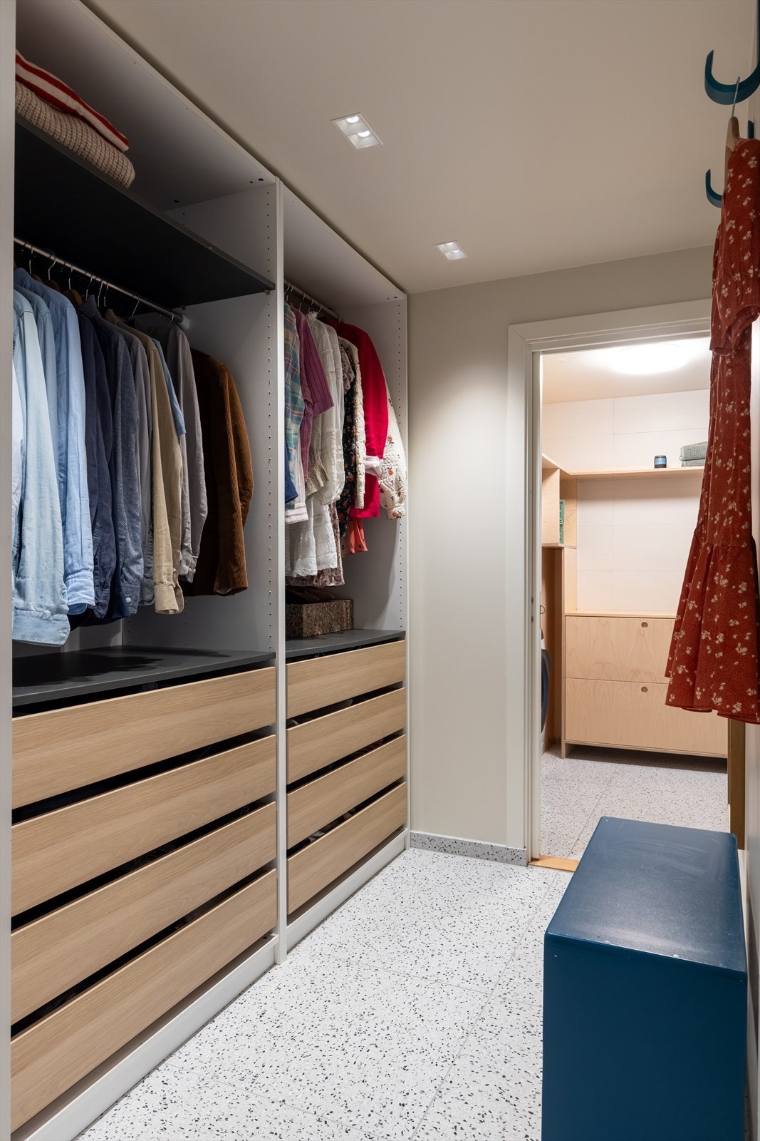 Eksklusiv og gjennomført walk-in garderobe. Det er også inngang til vaskerommet Galleribilde