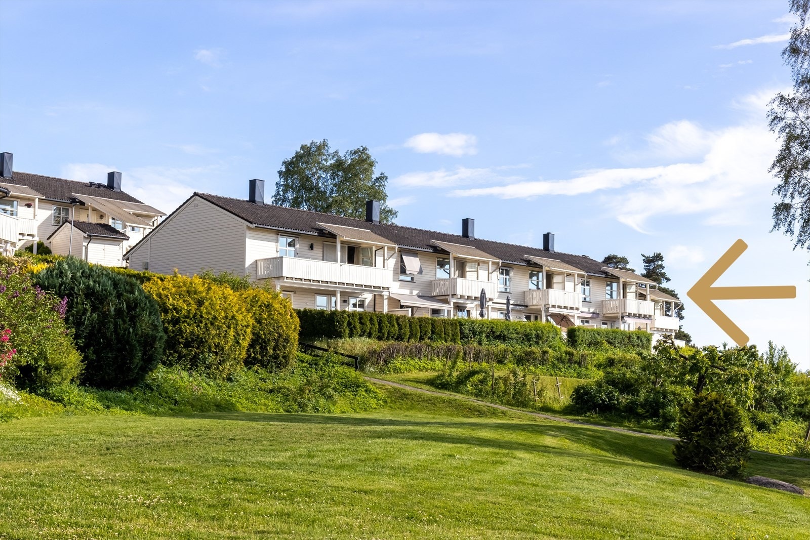 Huset ligger helt i enden av rekken Galleribilde