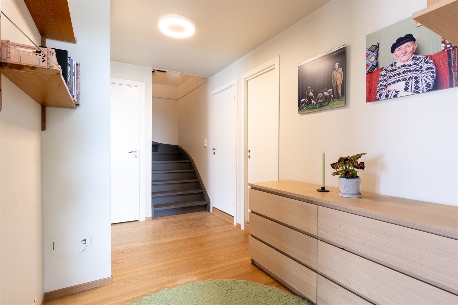 Underetasjen består av bad, omkledningsrom, vaskerom (med dusj), tre soverom, bod og entre til terrasse. Etasjen har gulvvarme i alle rom unntatt omkledningsrommet og boden Galleribilde