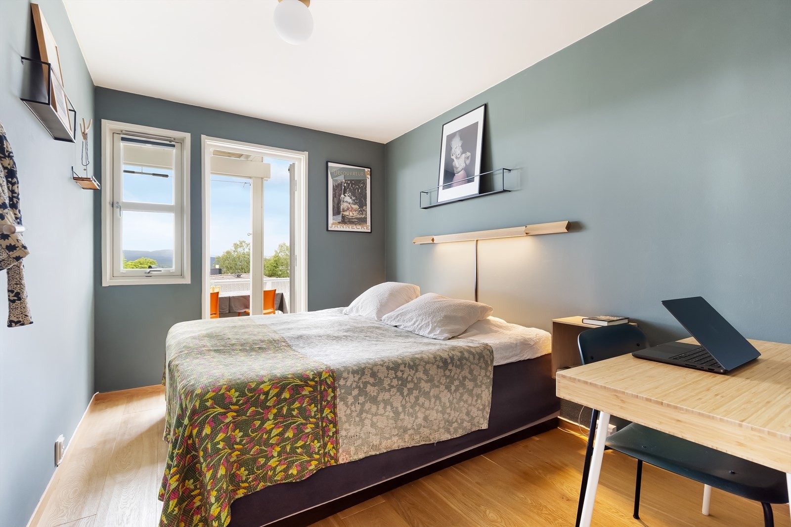 Hovedsoverom av god størrelse med plass til stor seng og øvrig, med egen utgang til terrassen Galleribilde