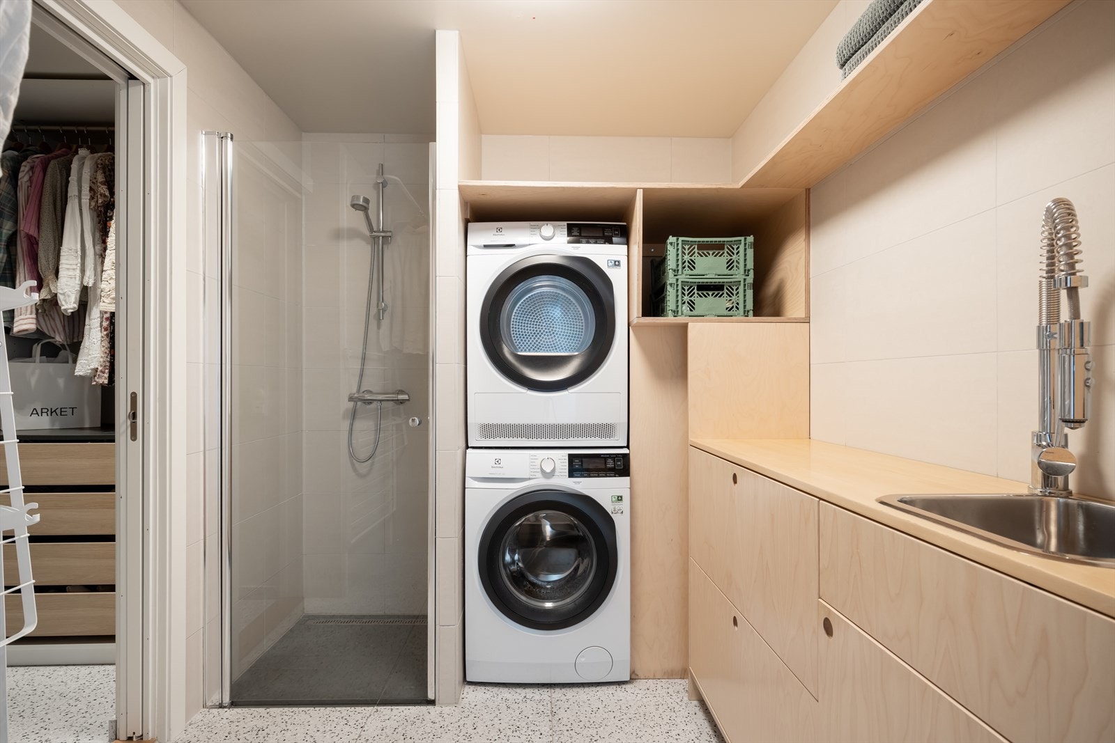 Vaskerom med nisje for opplegg for vaskemaskin, dusjhjørne og servant i skap. Gulvvarme og mekanisk avtrekk Galleribilde