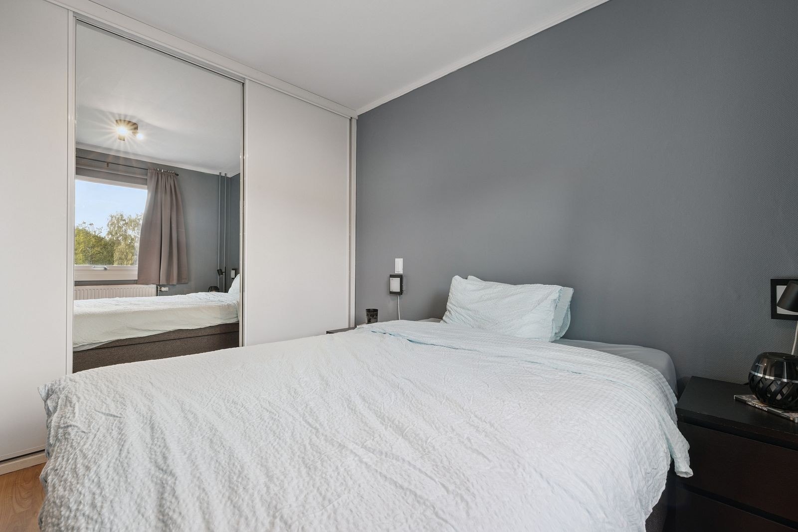 Hovedsoverommet har god plass til dobbeltseng og garderobeløsning, mens det andre soverommet gir deg mange bruksmuligheter. Galleribilde