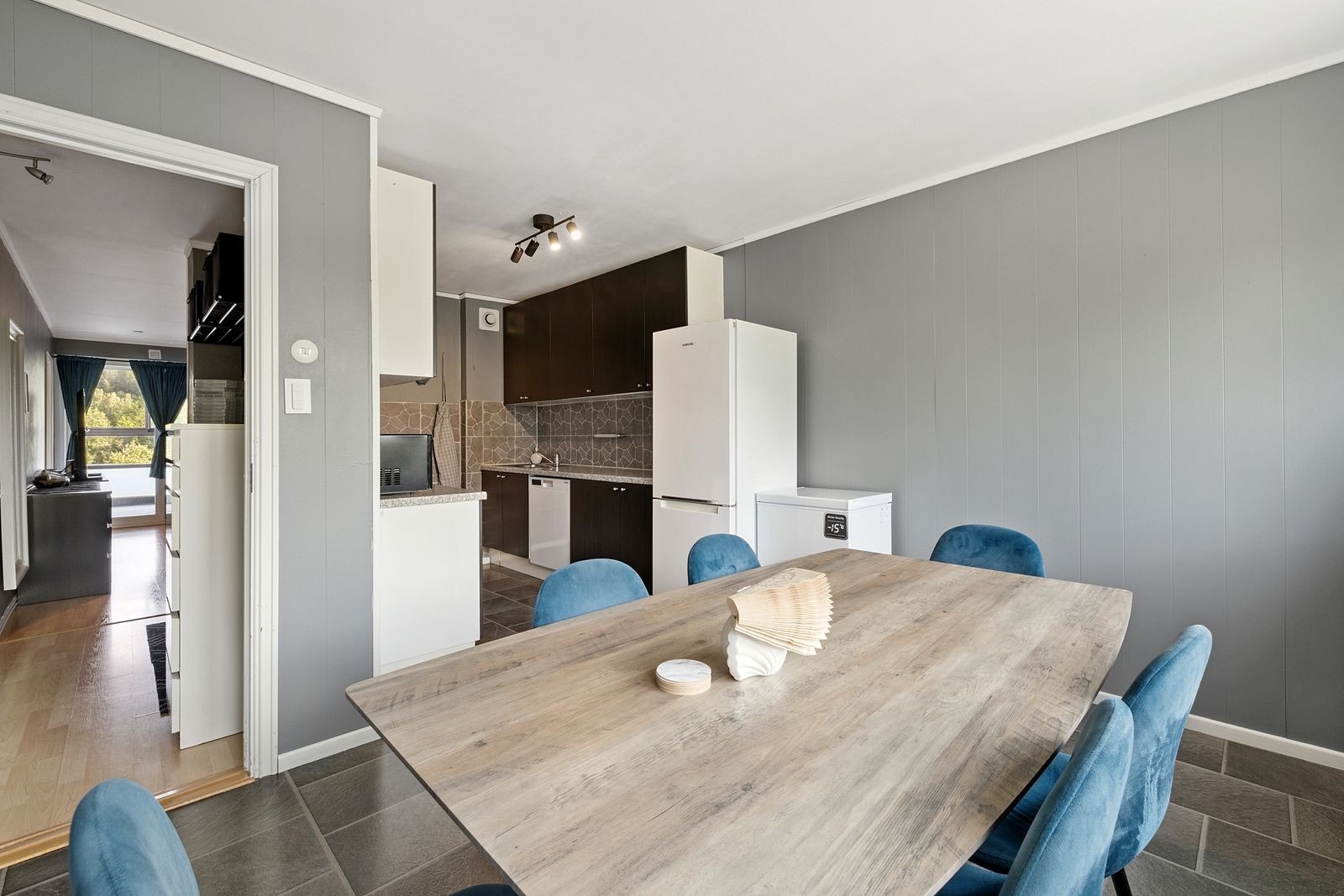 Funksjonelt kjøkken med moderne uttrykk - designet for effektiv matlaging og hyggelige måltider. Galleribilde